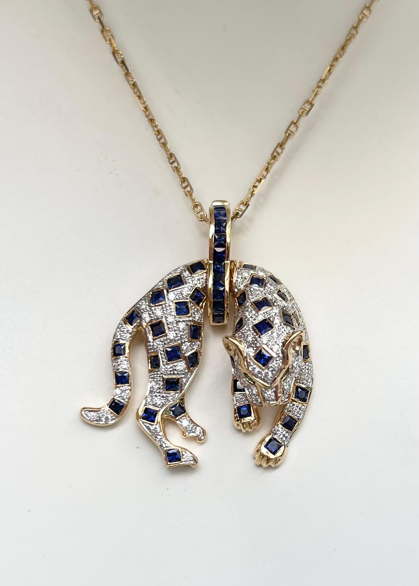 Anhänger mit blauem Saphir (1,98 Karat), Smaragd (0,09 Karat) und Diamant (0,21 Karat) in 18-karätiger Goldfassung
(Kette nicht enthalten)

Breite: 2.3 cm 
Länge: 2.8 cm
Gesamtgewicht: 7,69 Gramm

