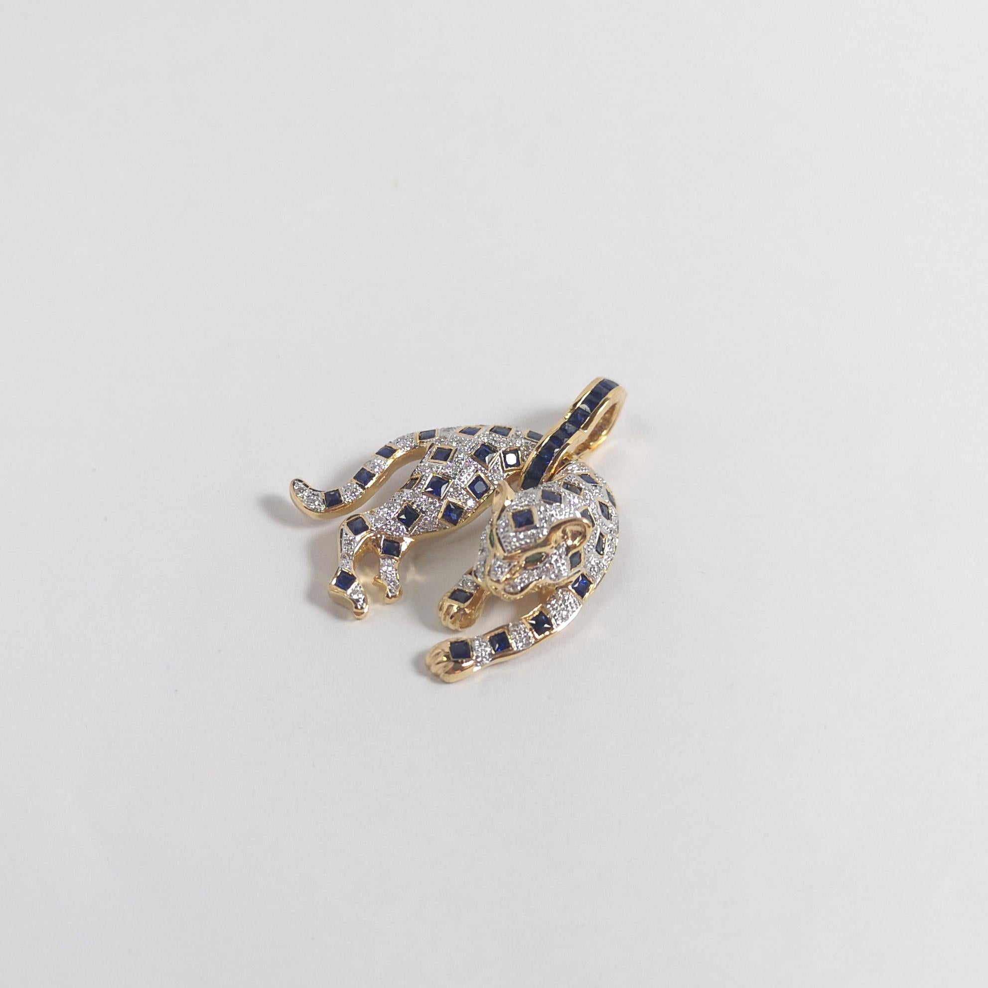Anhänger mit blauem Saphir, Smaragd und Diamant in 18 Karat Goldfassungen gefasst im Zustand „Neu“ im Angebot in Bangkok, TH