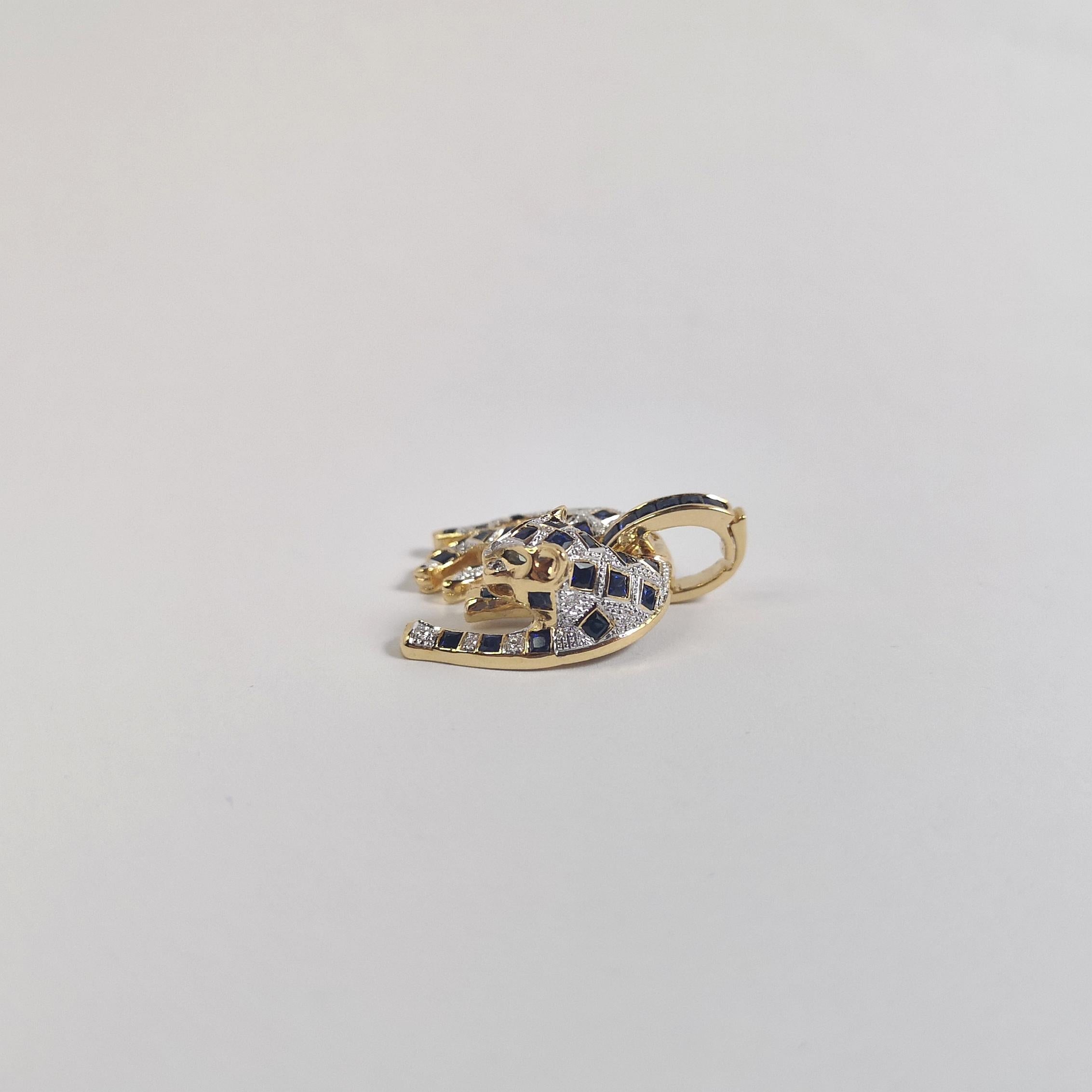 Anhänger mit blauem Saphir, Smaragd und Diamant in 18 Karat Goldfassungen gefasst für Damen oder Herren im Angebot