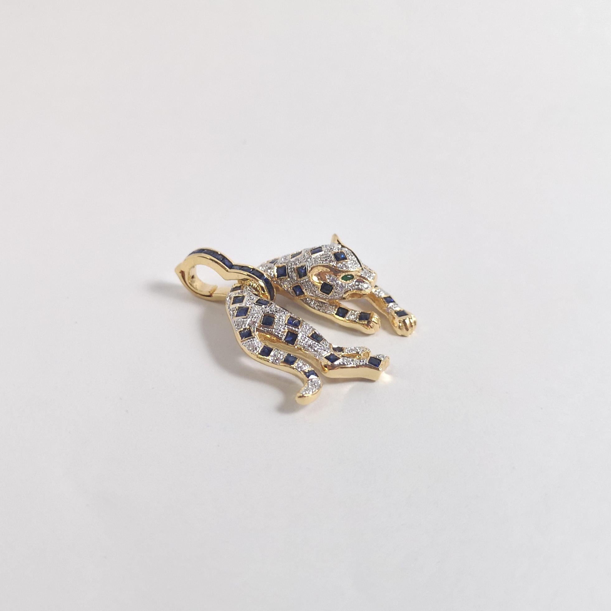 Anhänger mit blauem Saphir, Smaragd und Diamant in 18 Karat Goldfassungen gefasst für Damen oder Herren im Angebot