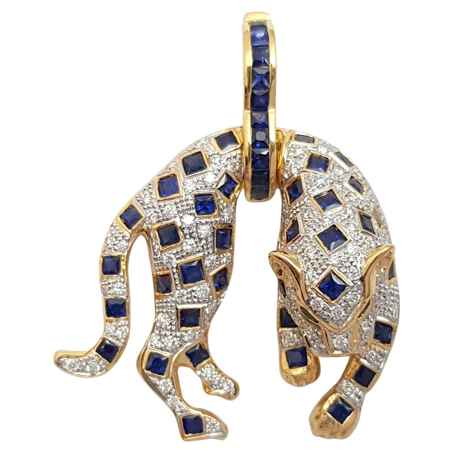 Colgante de zafiro azul, esmeralda y diamantes engastados en oro de 18 quilates