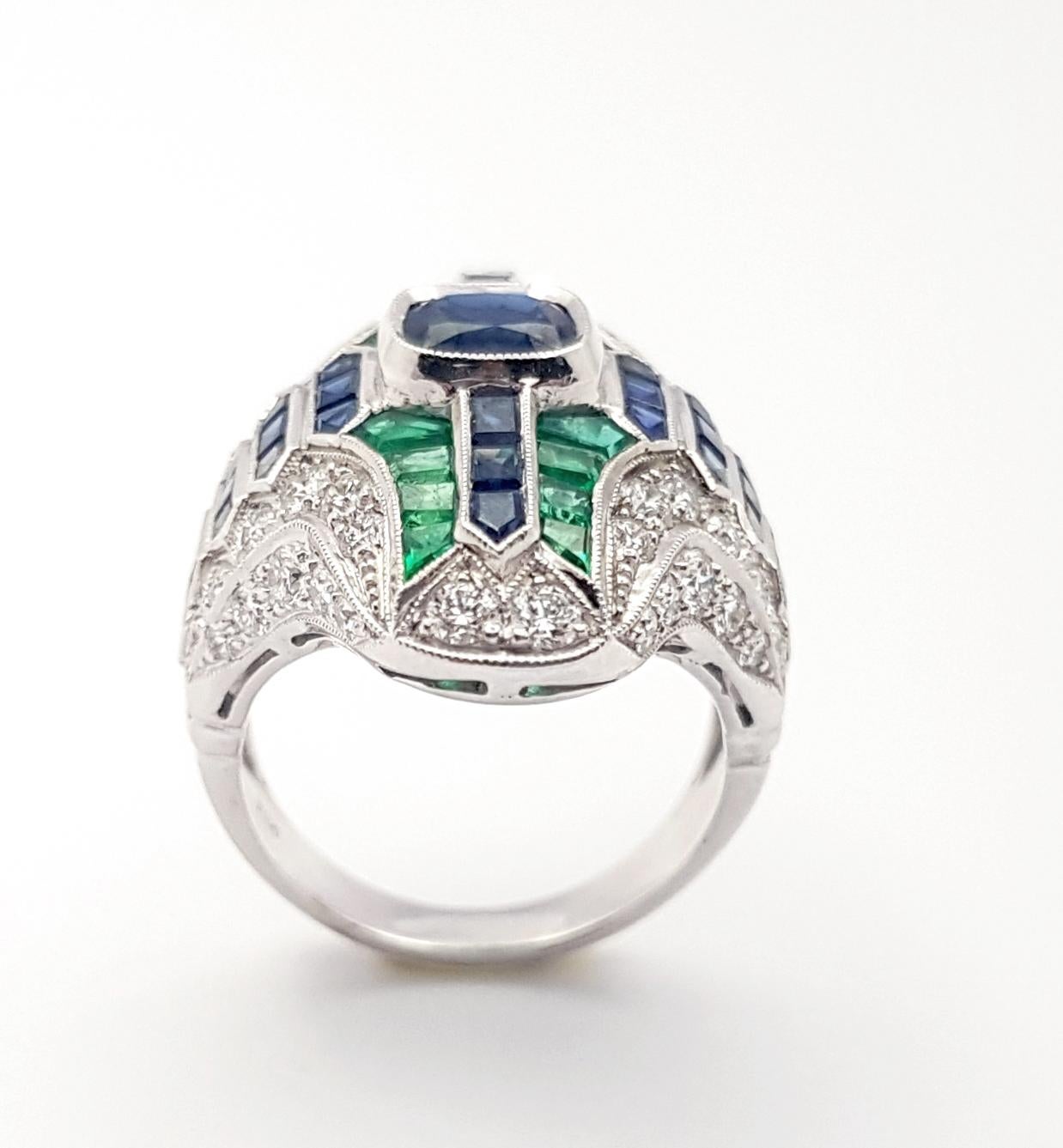 Ring mit blauem Saphir, Smaragd und Diamant in 18 Karat Weißgold Fassungen im Angebot 4