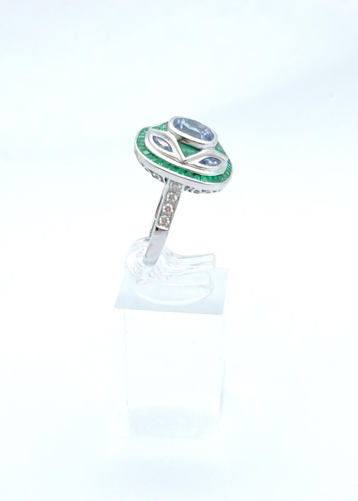 Ring mit blauem Saphir, Smaragd und Diamant in 18 Karat Weißgold Fassungen im Angebot 4