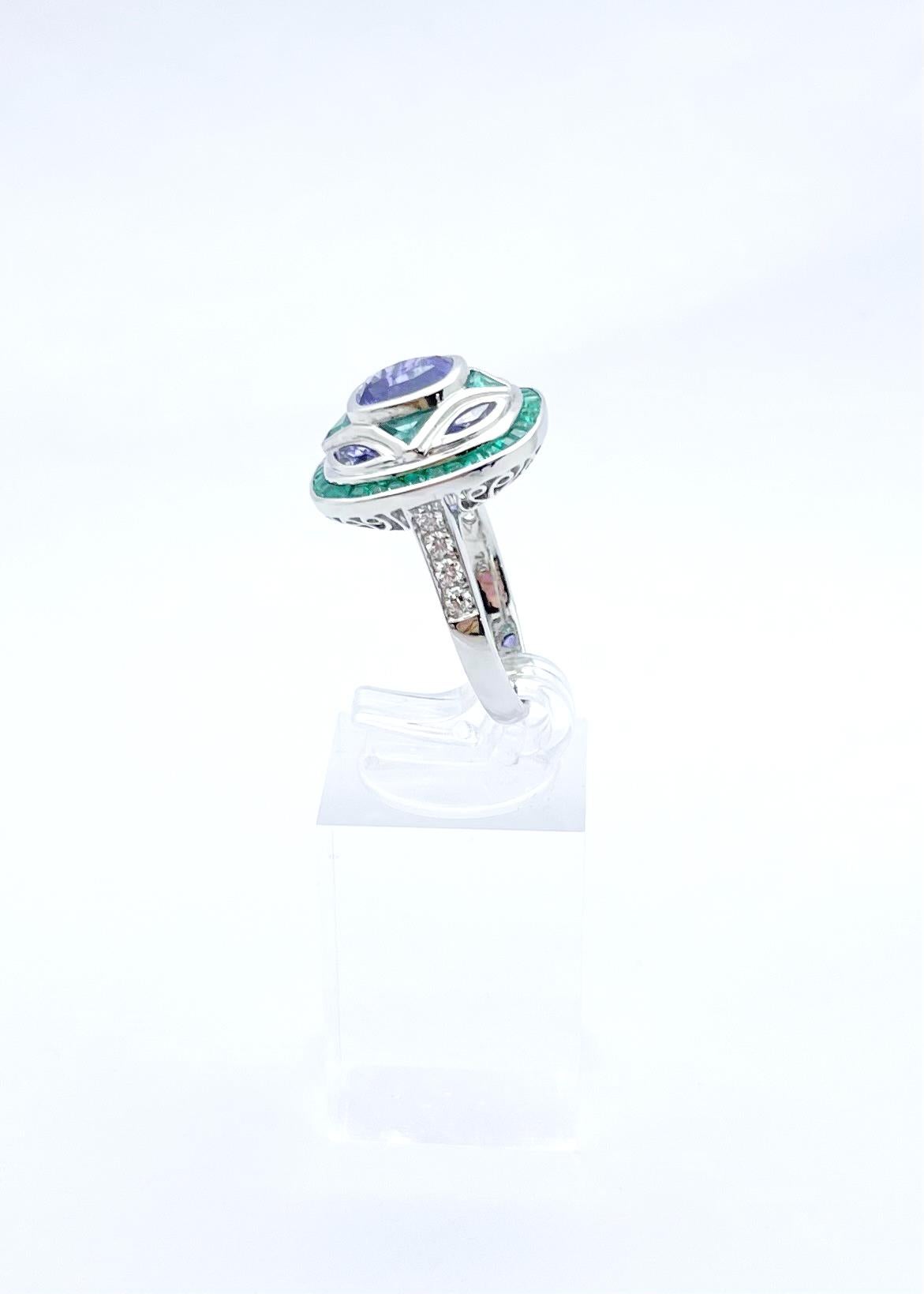 Ring mit blauem Saphir, Smaragd und Diamant in 18 Karat Weißgold Fassungen im Angebot 5