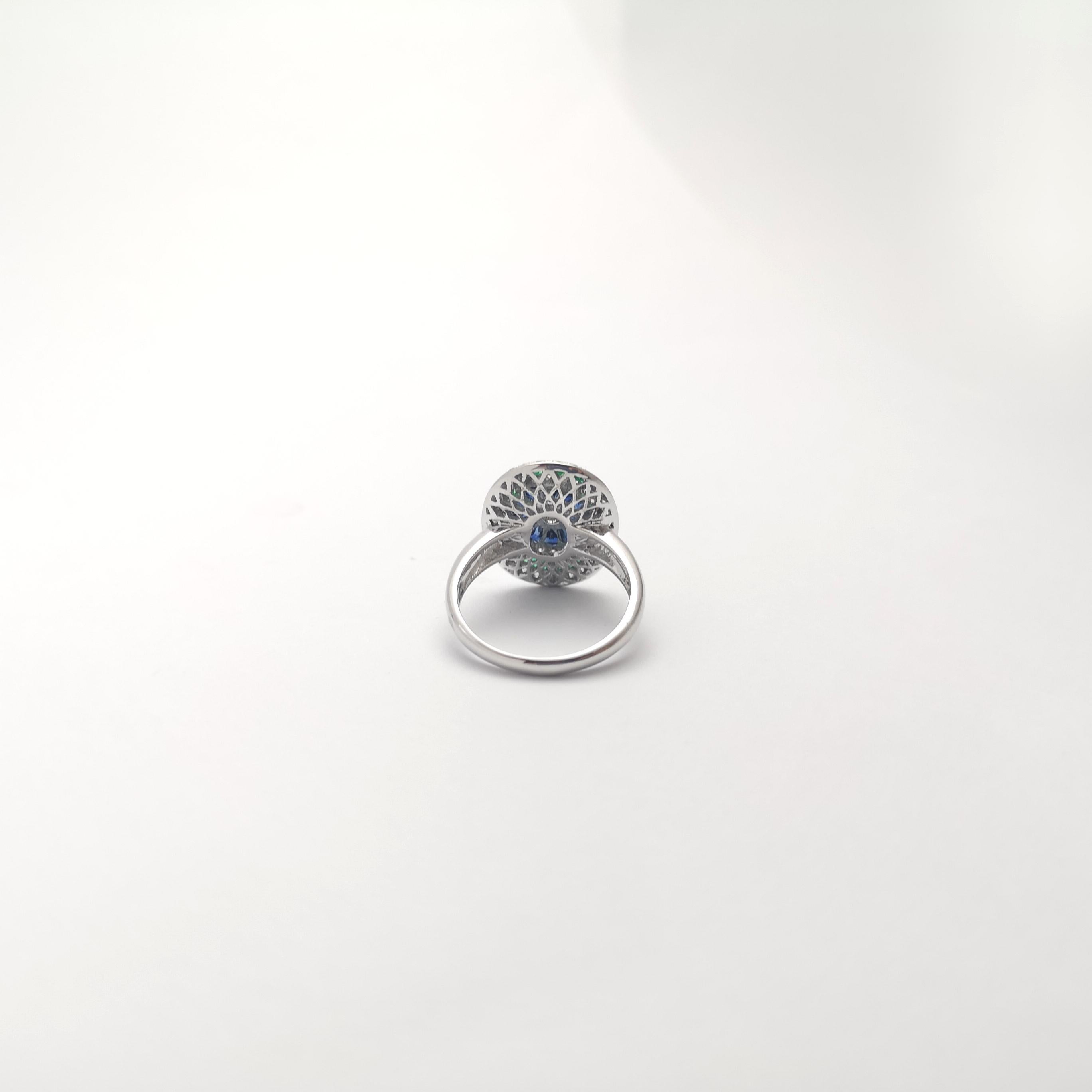 Ring mit blauem Saphir, Smaragd und Diamant in 18 Karat Weißgold Fassungen im Angebot 5