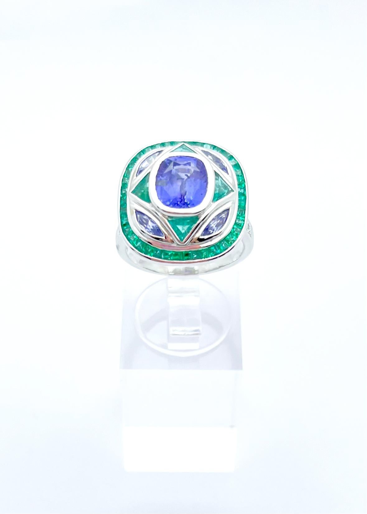 Ring mit blauem Saphir, Smaragd und Diamant in 18 Karat Weißgold Fassungen im Angebot 6