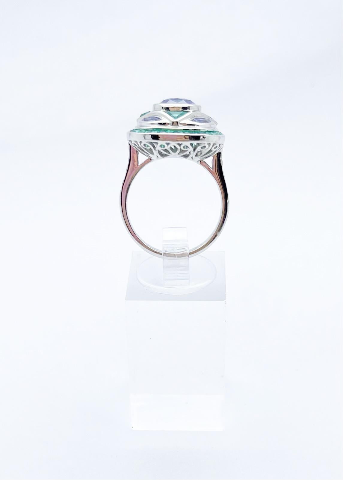 Ring mit blauem Saphir, Smaragd und Diamant in 18 Karat Weißgold Fassungen im Angebot 7