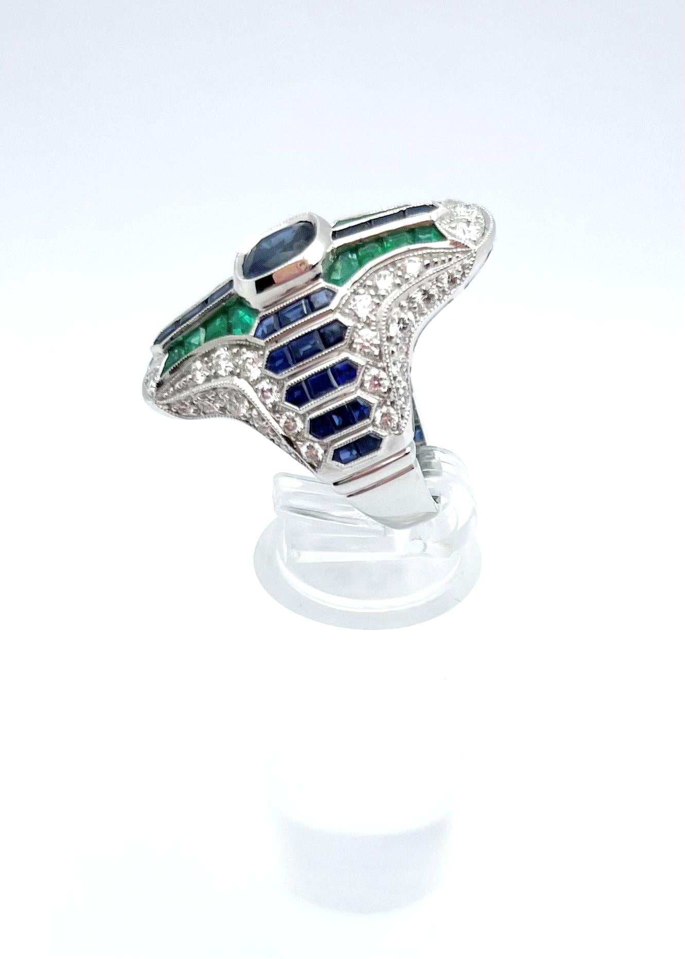 Ring mit blauem Saphir, Smaragd und Diamant in 18 Karat Weißgold Fassungen im Angebot 8