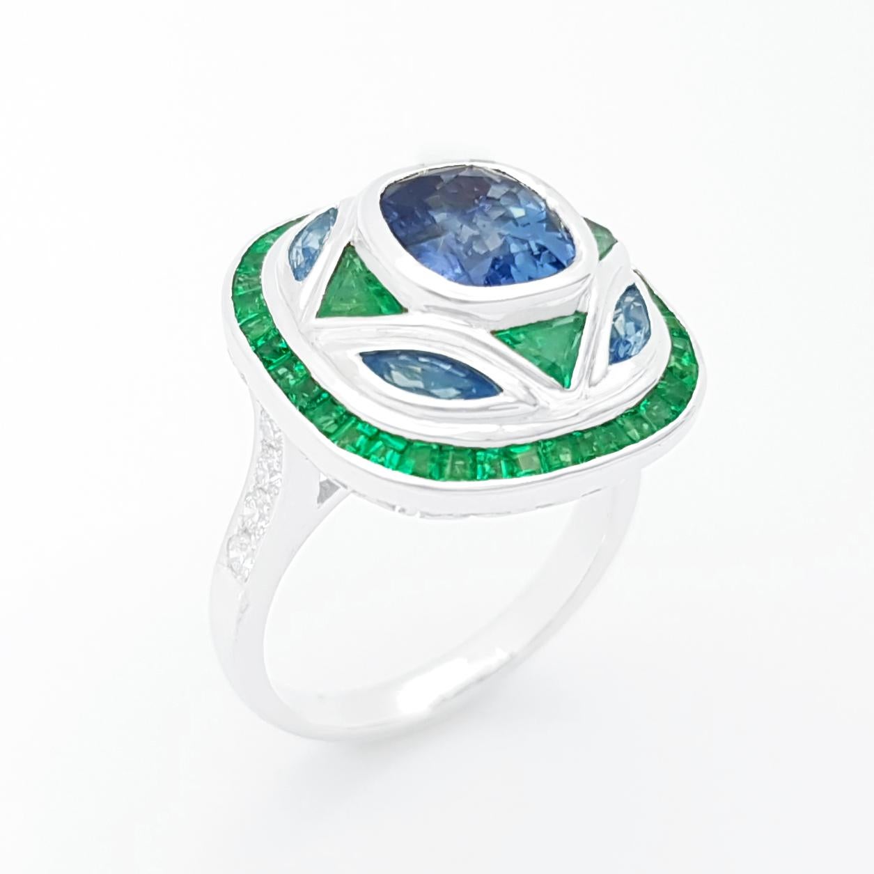 Ring mit blauem Saphir, Smaragd und Diamant in 18 Karat Weißgold Fassungen im Angebot 9