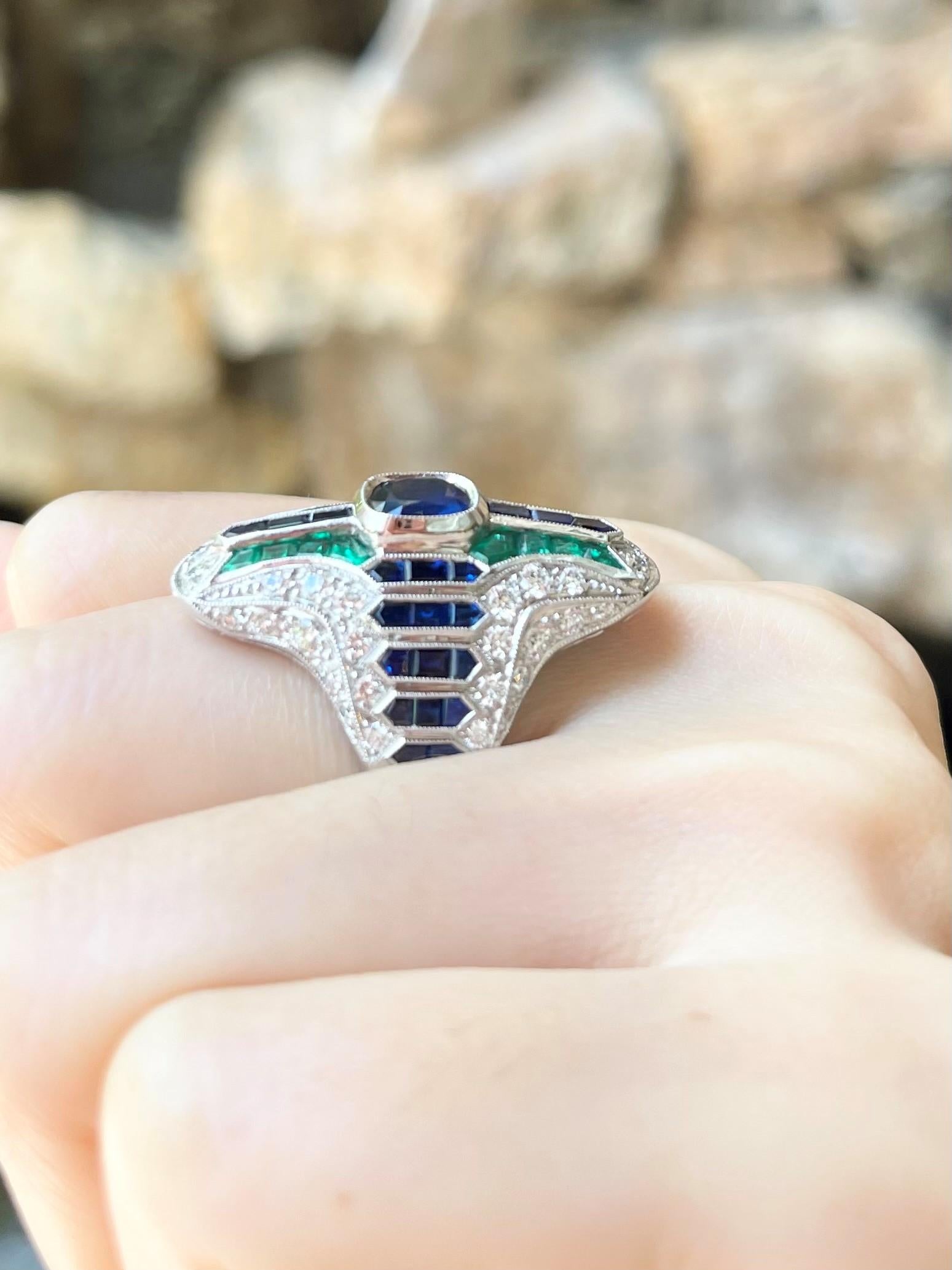 Blauer Saphir 2,93 Karat, Smaragd 1,0 Karat und Diamant 1,21 Karat Ring in 18K Weißgoldfassung

Breite:  2.0 cm 
Länge: 2.9 cm
Ringgröße: 53
Gesamtgewicht: 11,85 Gramm

