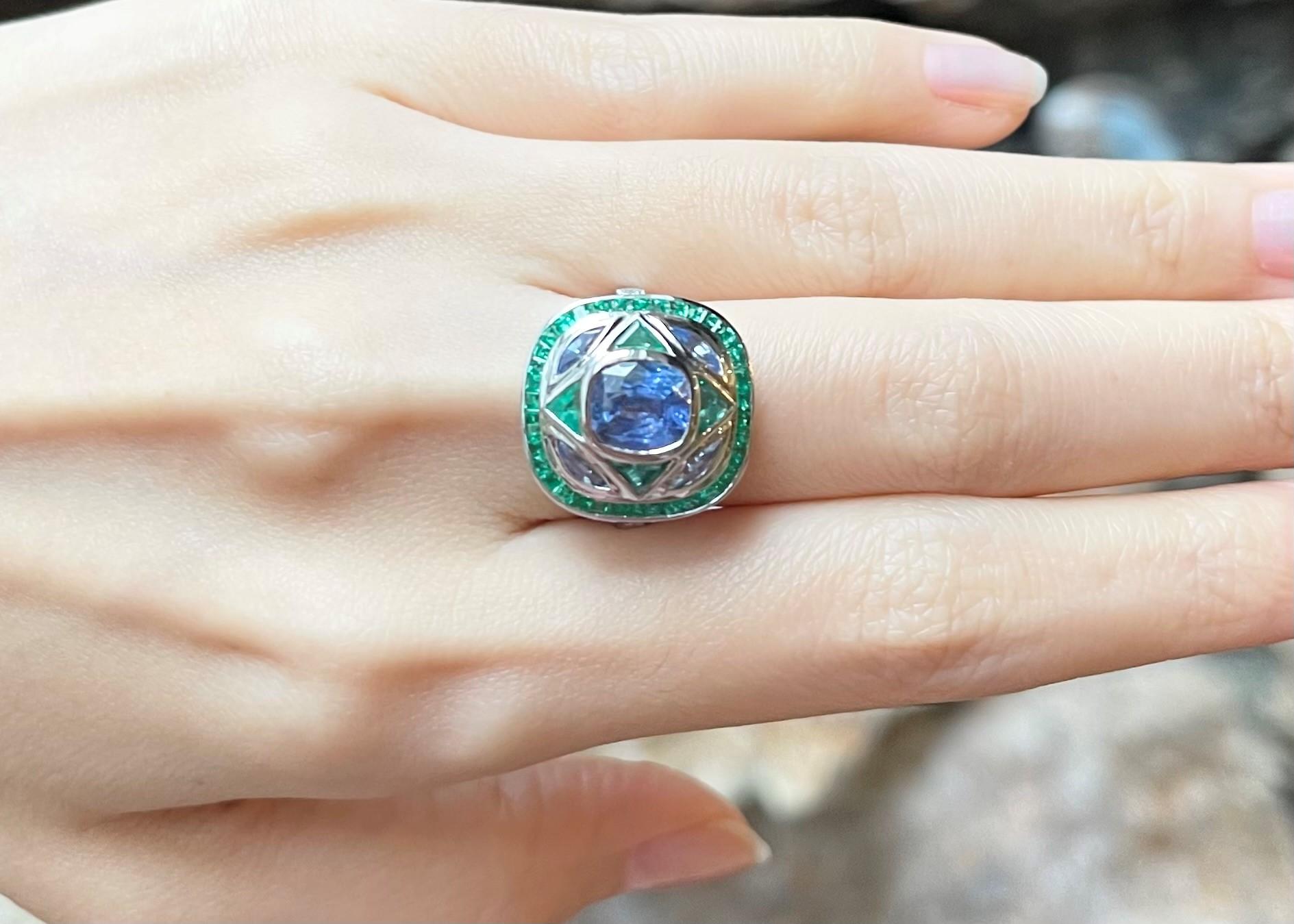 Blauer Saphir 2,03 Karat mit blauem Saphir 0,60 Karat, Smaragd 0,95 Karat und Diamant 0,22 Karat Ring in 18K Weißgoldfassung

Breite:  1.6 cm 
Länge: 1.7 cm
Ringgröße: 53
Gesamtgewicht: 8,52 Gramm

