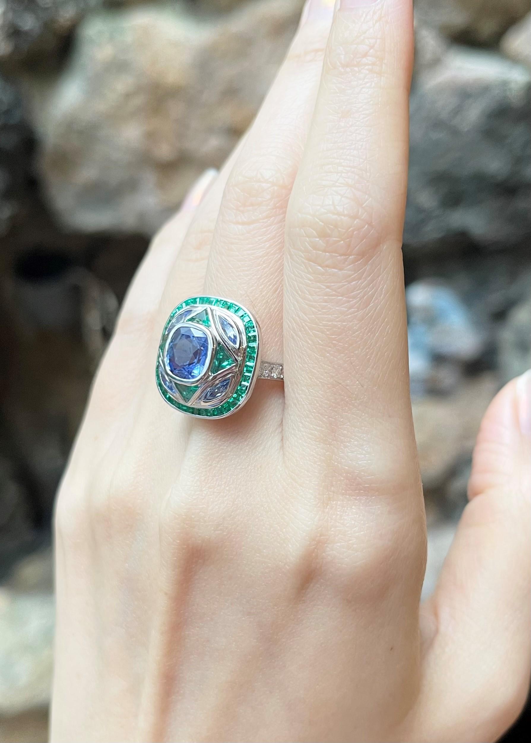 Ring mit blauem Saphir, Smaragd und Diamant in 18 Karat Weißgold Fassungen (Art déco) im Angebot