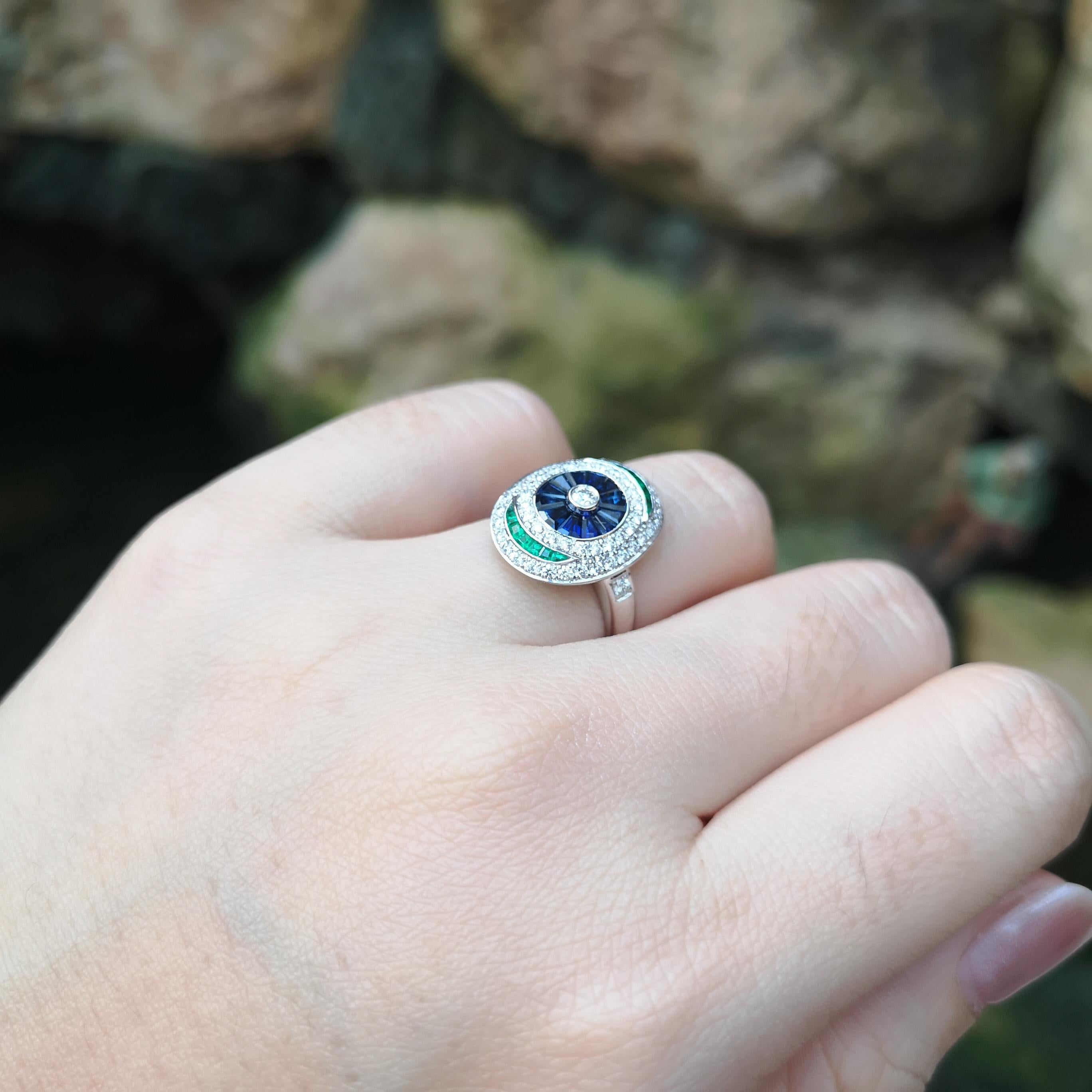 Ring mit blauem Saphir, Smaragd und Diamant in 18 Karat Weißgold Fassungen (Art déco) im Angebot