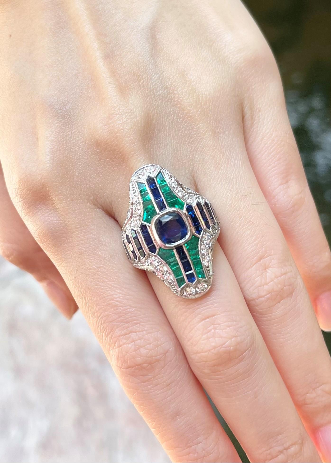 Ring mit blauem Saphir, Smaragd und Diamant in 18 Karat Weißgold Fassungen (Gemischter Schliff) im Angebot