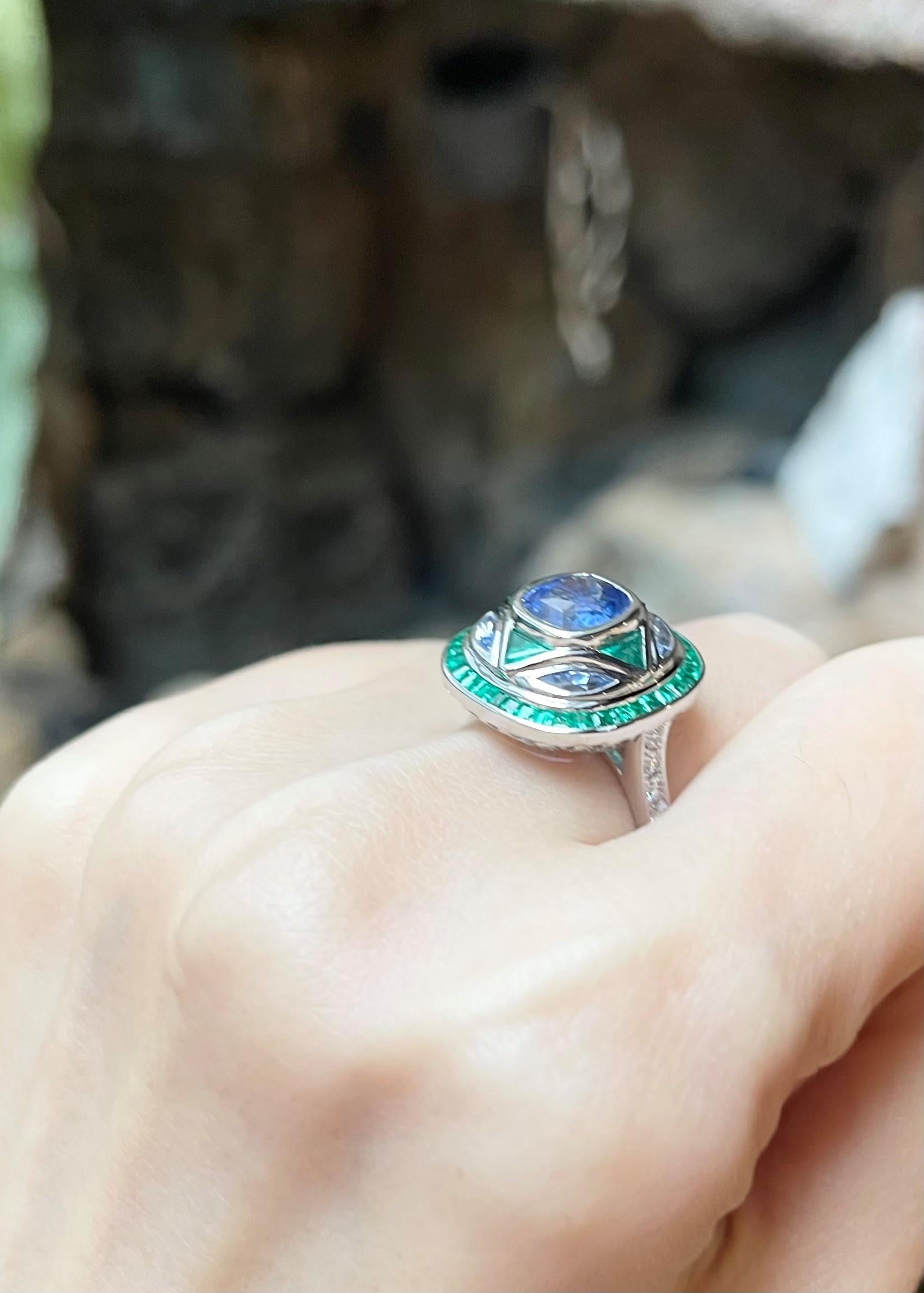 Ring mit blauem Saphir, Smaragd und Diamant in 18 Karat Weißgold Fassungen (Gemischter Schliff) im Angebot
