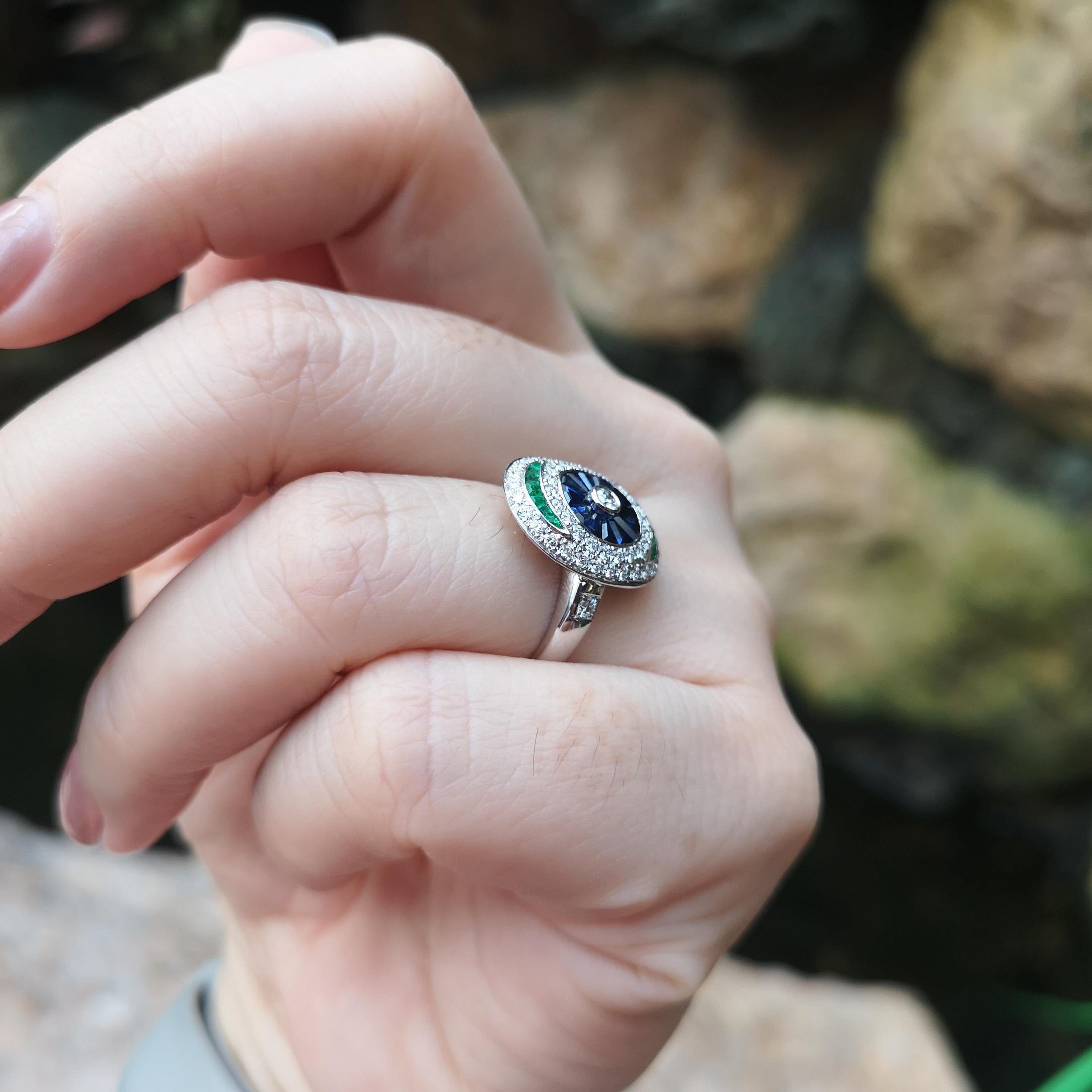Ring mit blauem Saphir, Smaragd und Diamant in 18 Karat Weißgold Fassungen (Gemischter Schliff) im Angebot