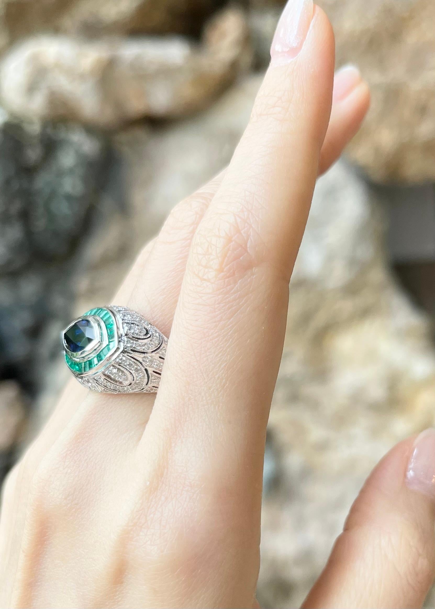 Blue Sapphire, Emerald and Diamond Ring set in 18K White Gold Settings In New Condition For Sale In Bangkok, TH