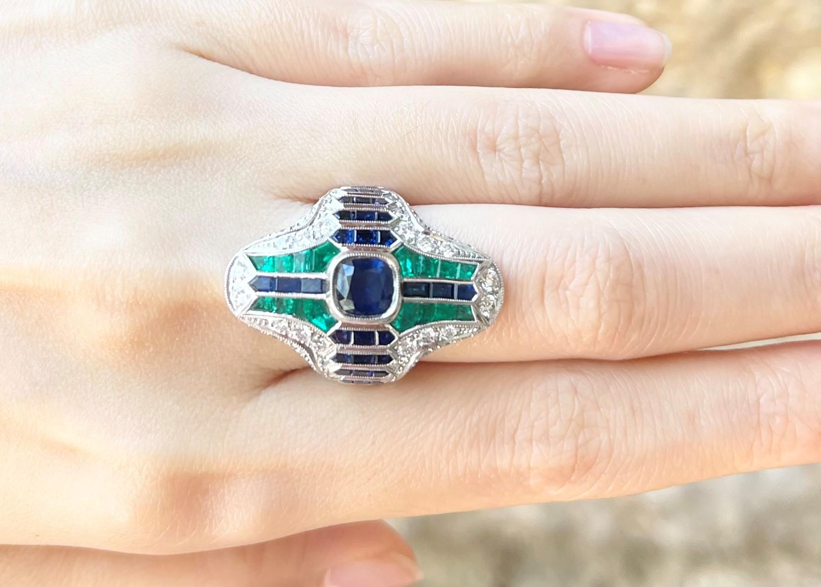Ring mit blauem Saphir, Smaragd und Diamant in 18 Karat Weißgold Fassungen im Zustand „Neu“ im Angebot in Bangkok, TH