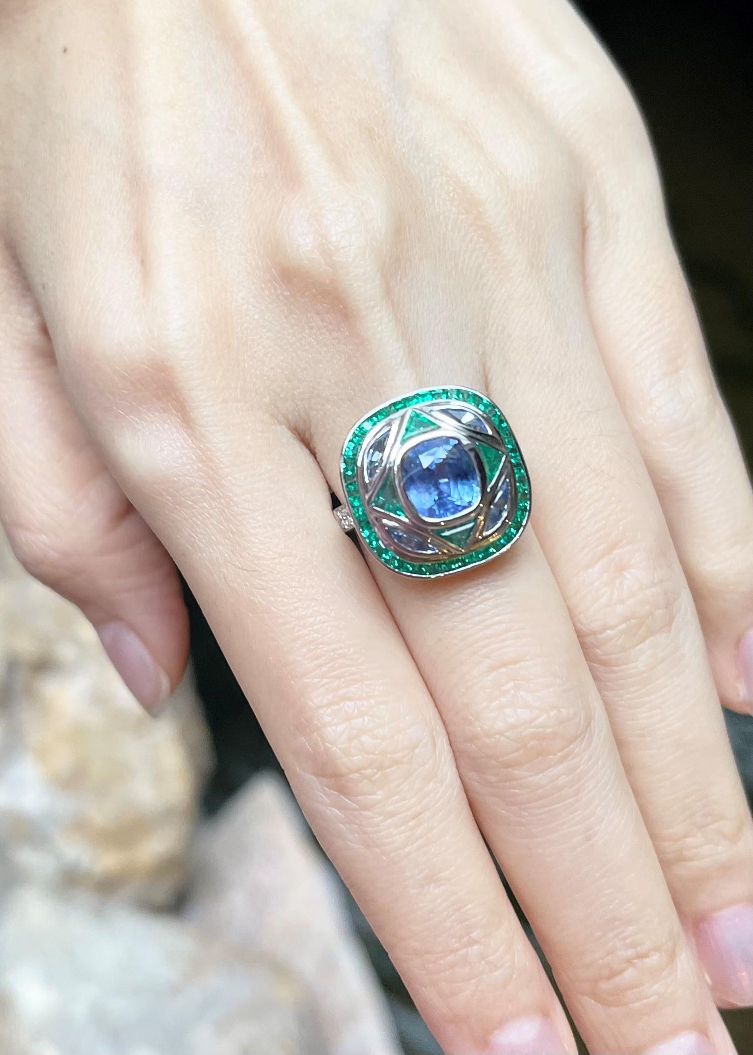 Ring mit blauem Saphir, Smaragd und Diamant in 18 Karat Weißgold Fassungen im Zustand „Neu“ im Angebot in Bangkok, TH
