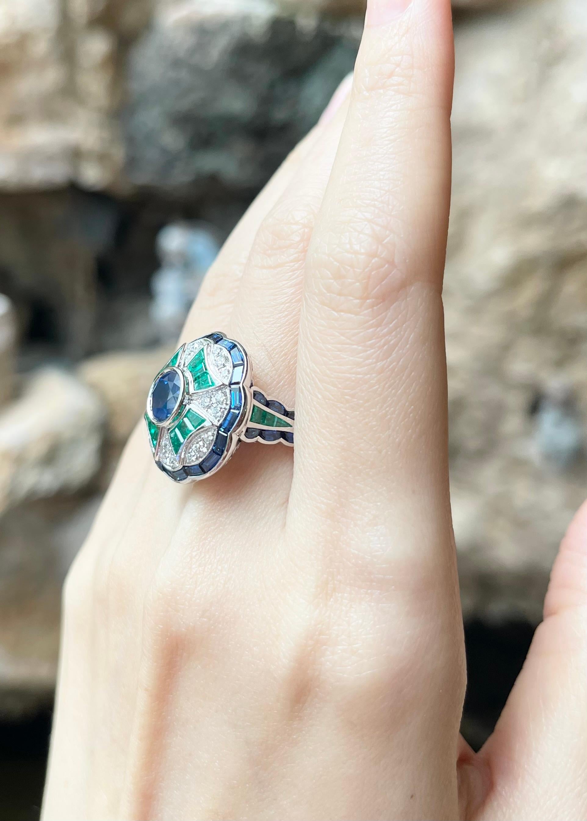Blue Sapphire, Emerald and Diamond Ring set in 18K White Gold Settings In New Condition For Sale In Bangkok, TH