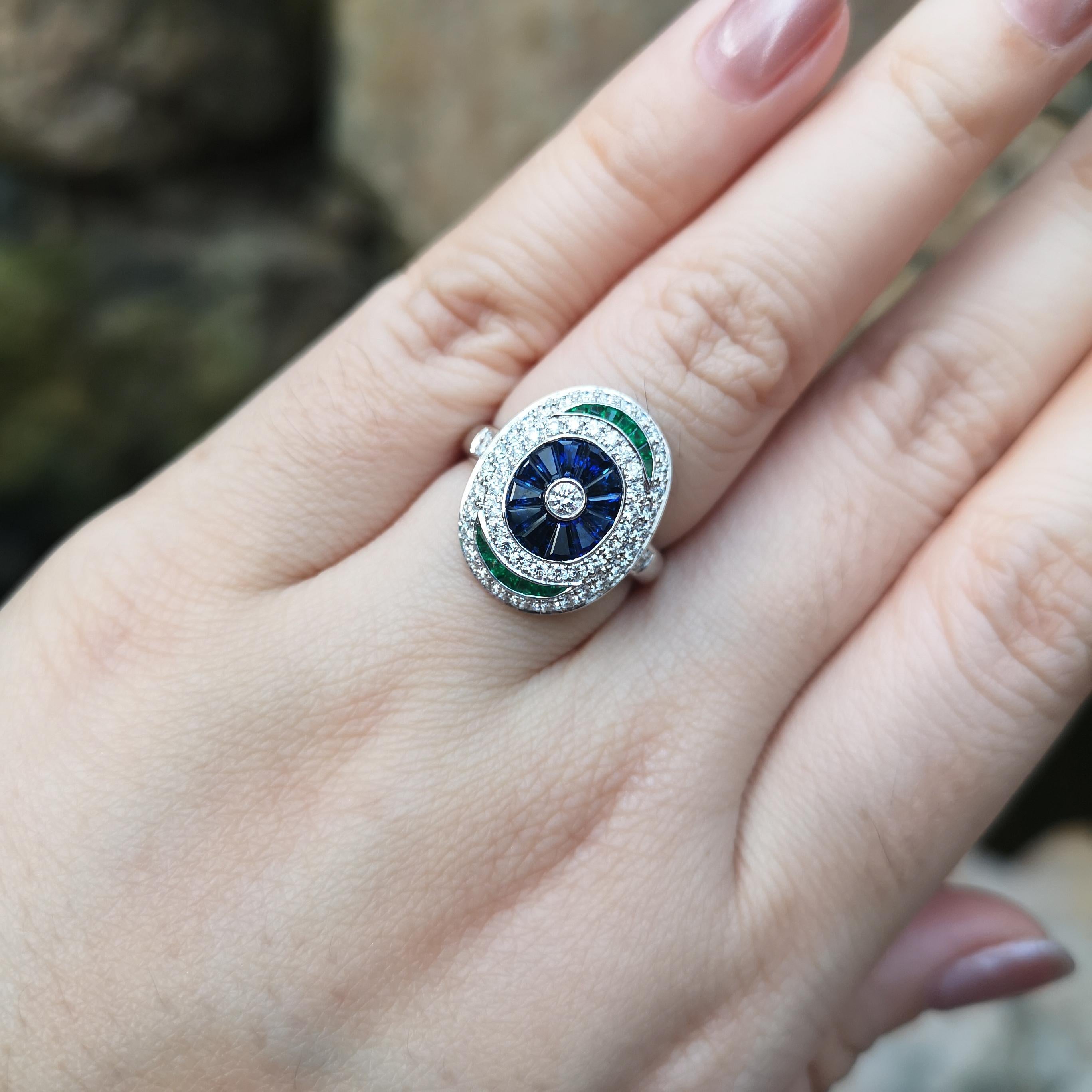 Ring mit blauem Saphir, Smaragd und Diamant in 18 Karat Weißgold Fassungen im Zustand „Neu“ im Angebot in Bangkok, TH