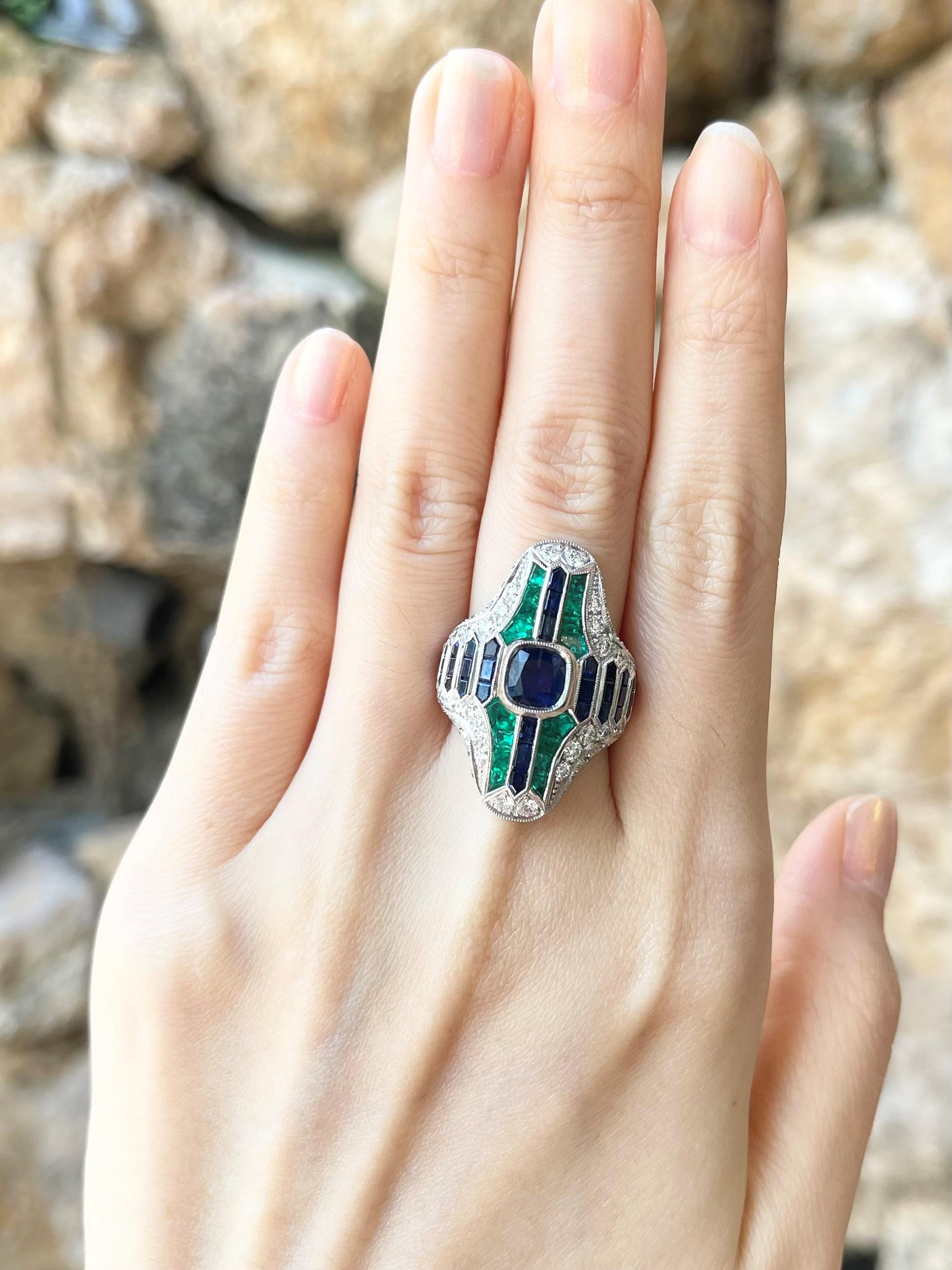 Ring mit blauem Saphir, Smaragd und Diamant in 18 Karat Weißgold Fassungen Damen im Angebot