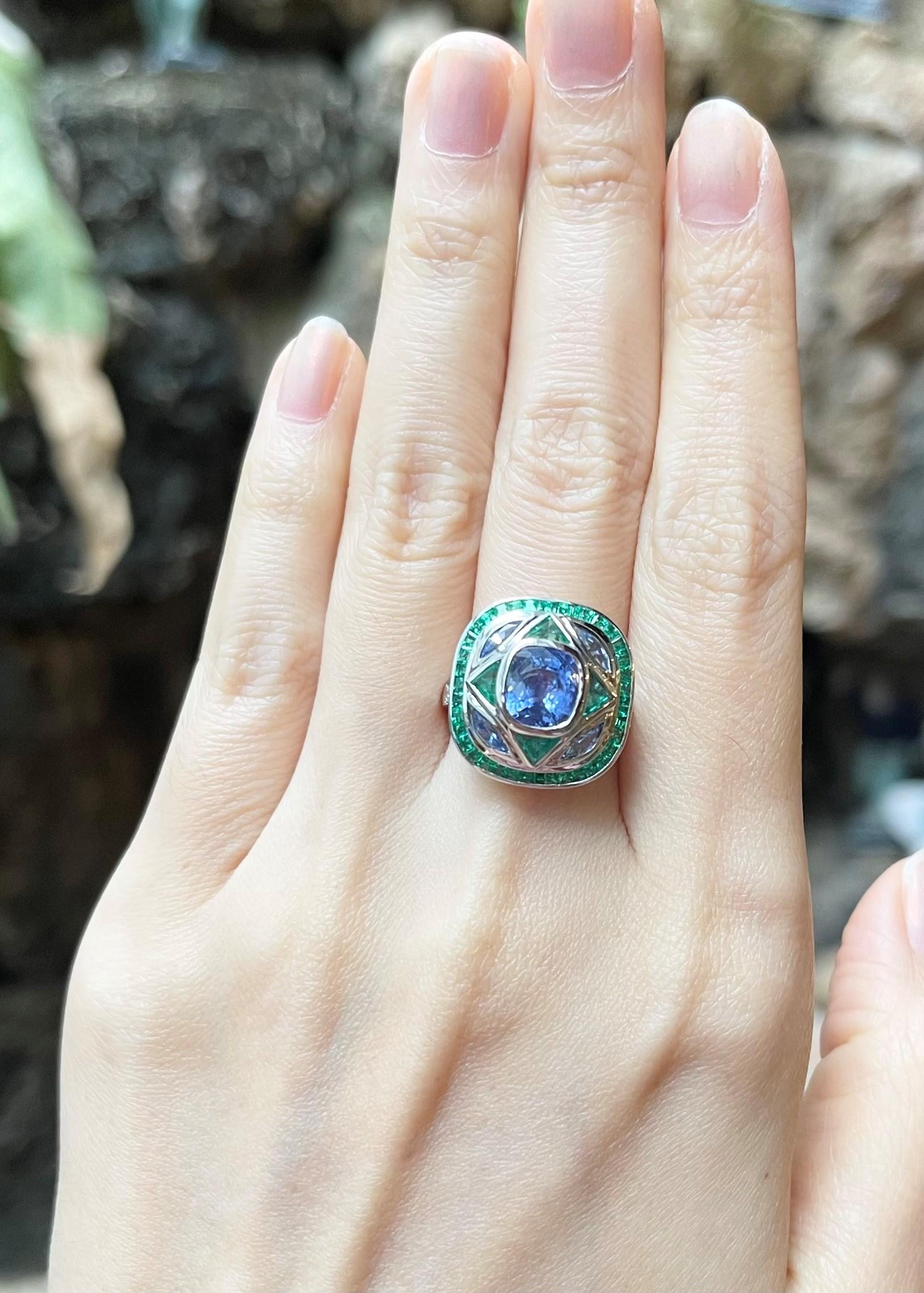 Ring mit blauem Saphir, Smaragd und Diamant in 18 Karat Weißgold Fassungen Damen im Angebot