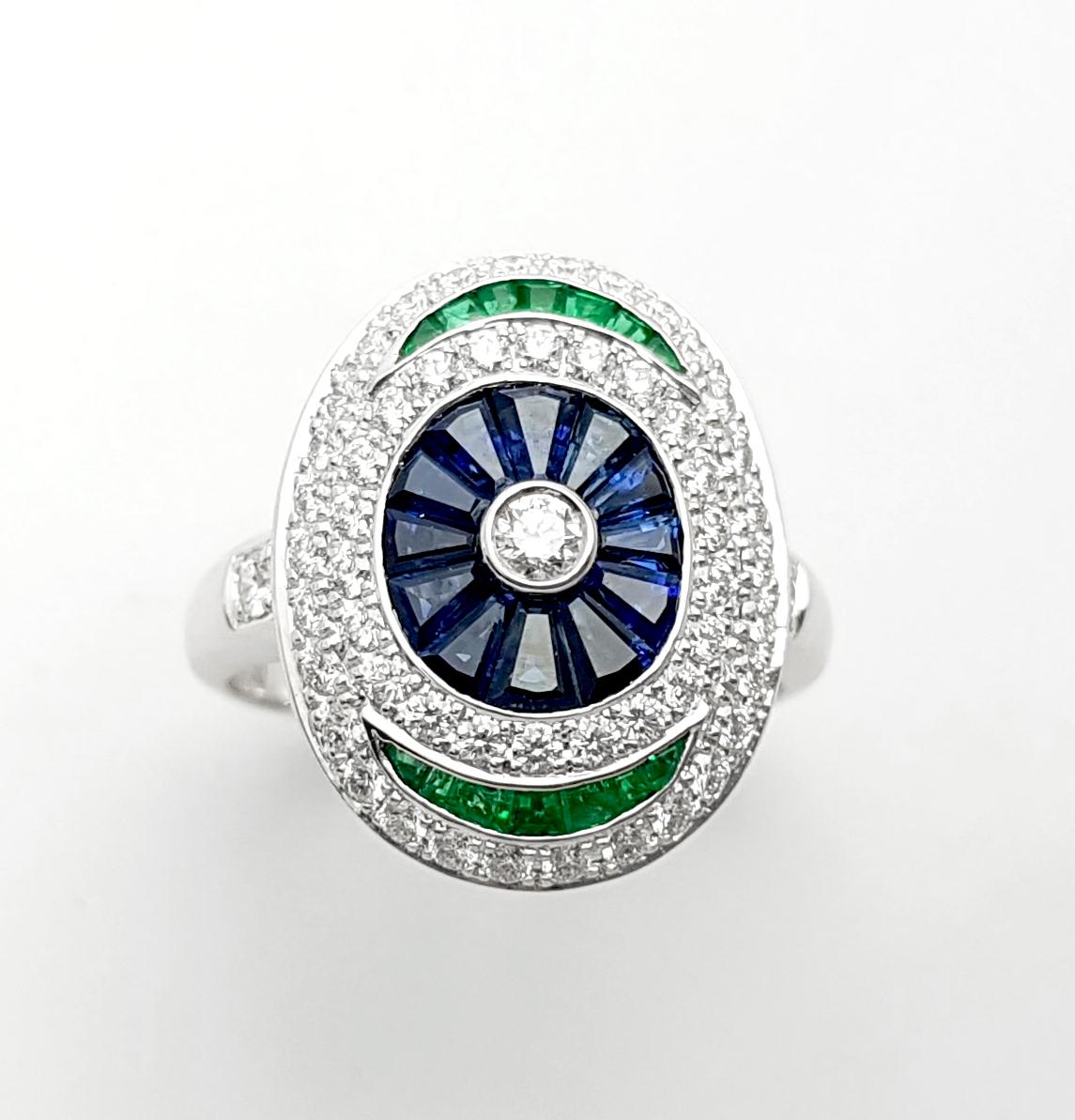 Ring mit blauem Saphir, Smaragd und Diamant in 18 Karat Weißgold Fassungen Damen im Angebot