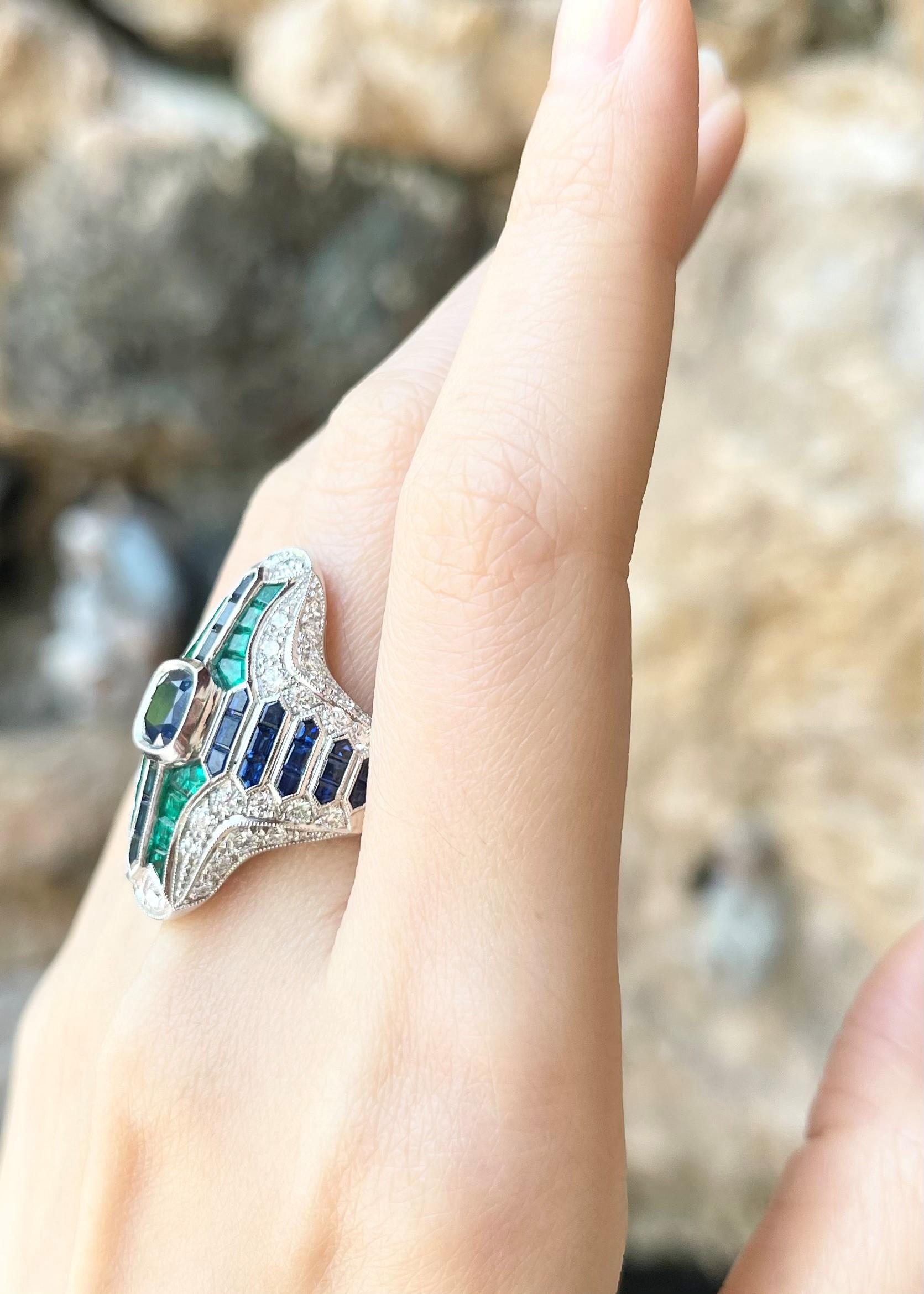 Ring mit blauem Saphir, Smaragd und Diamant in 18 Karat Weißgold Fassungen im Angebot 1