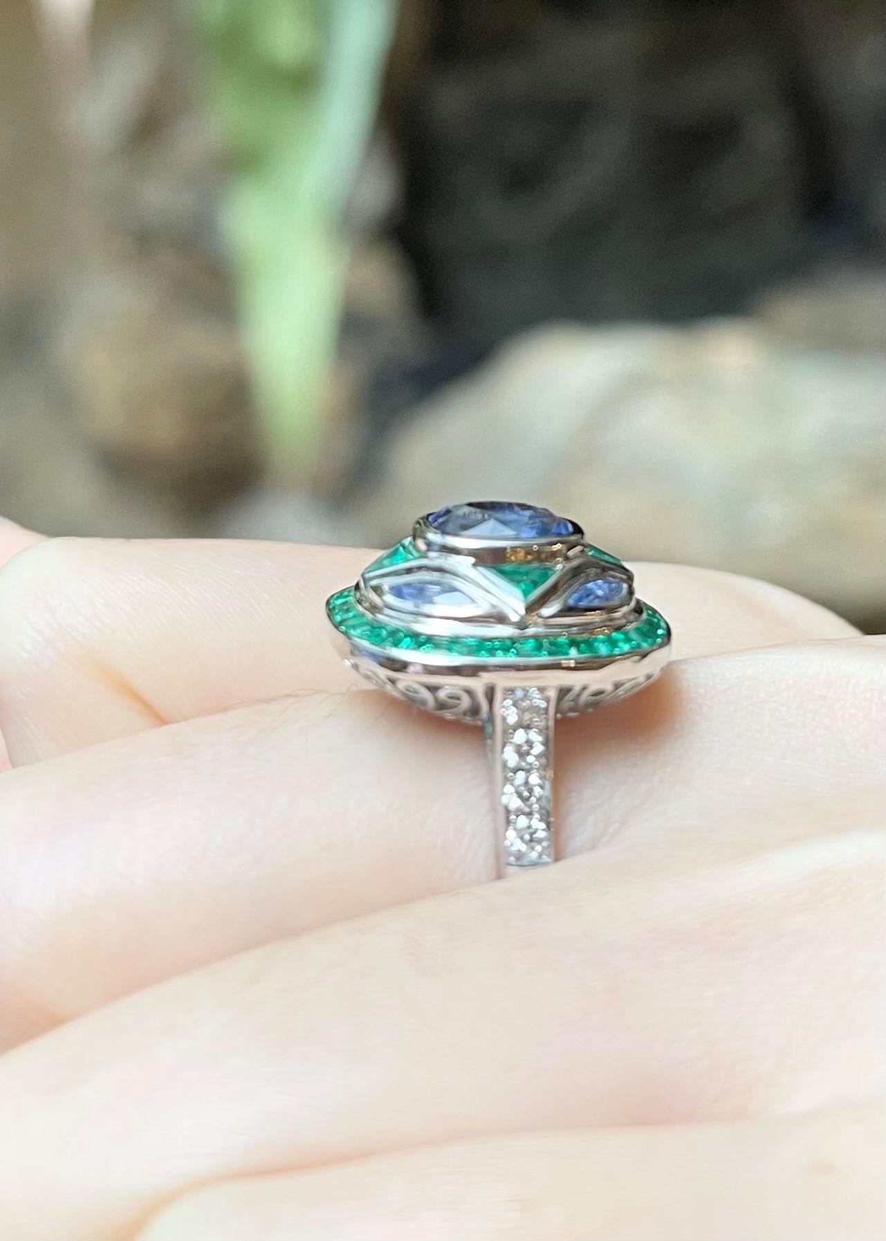 Ring mit blauem Saphir, Smaragd und Diamant in 18 Karat Weißgold Fassungen im Angebot 1