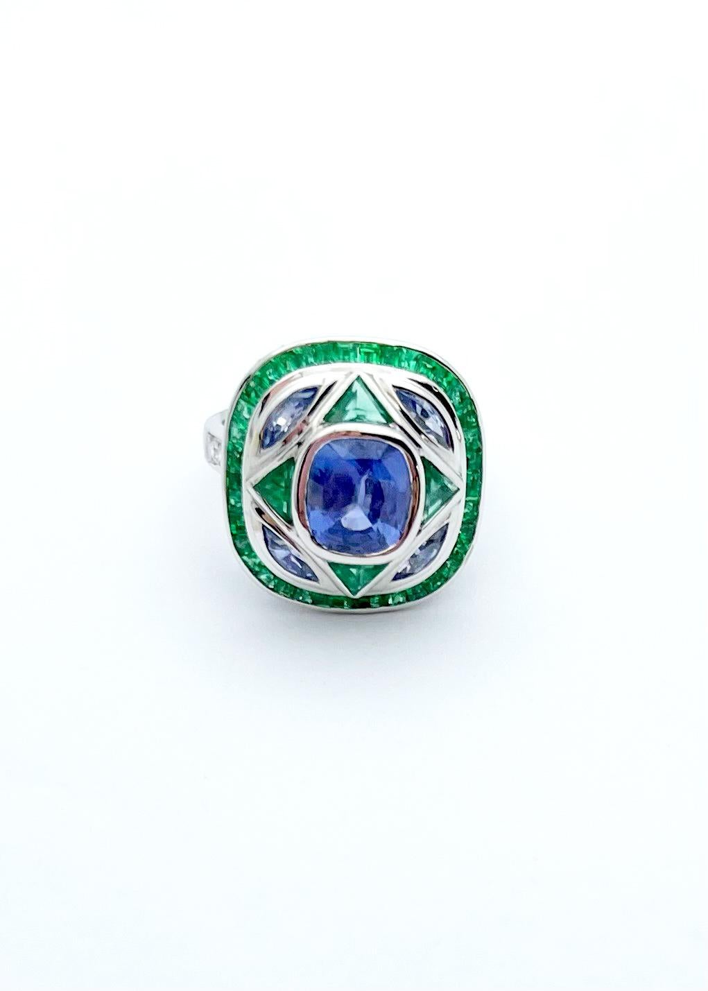 Ring mit blauem Saphir, Smaragd und Diamant in 18 Karat Weißgold Fassungen im Angebot 2