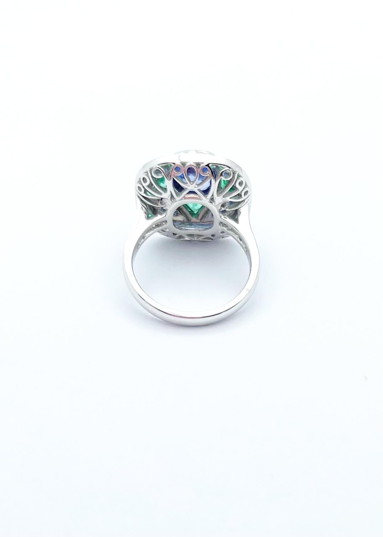 Ring mit blauem Saphir, Smaragd und Diamant in 18 Karat Weißgold Fassungen im Angebot 3