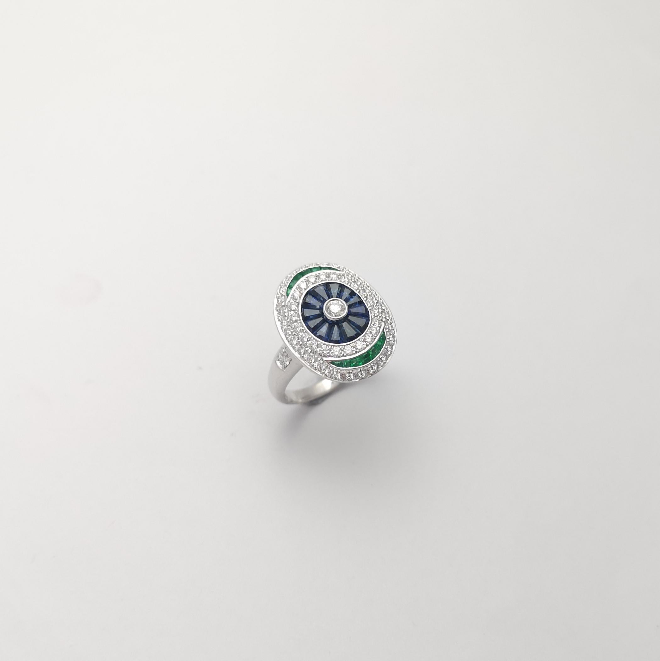 Ring mit blauem Saphir, Smaragd und Diamant in 18 Karat Weißgold Fassungen im Angebot 3
