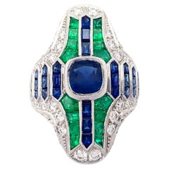 Anello con zaffiro blu, smeraldo e diamante incastonati in oro bianco 18 carati