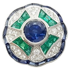 Bague en or blanc 18 carats sertie de saphirs bleus, d'émeraudes et de diamants