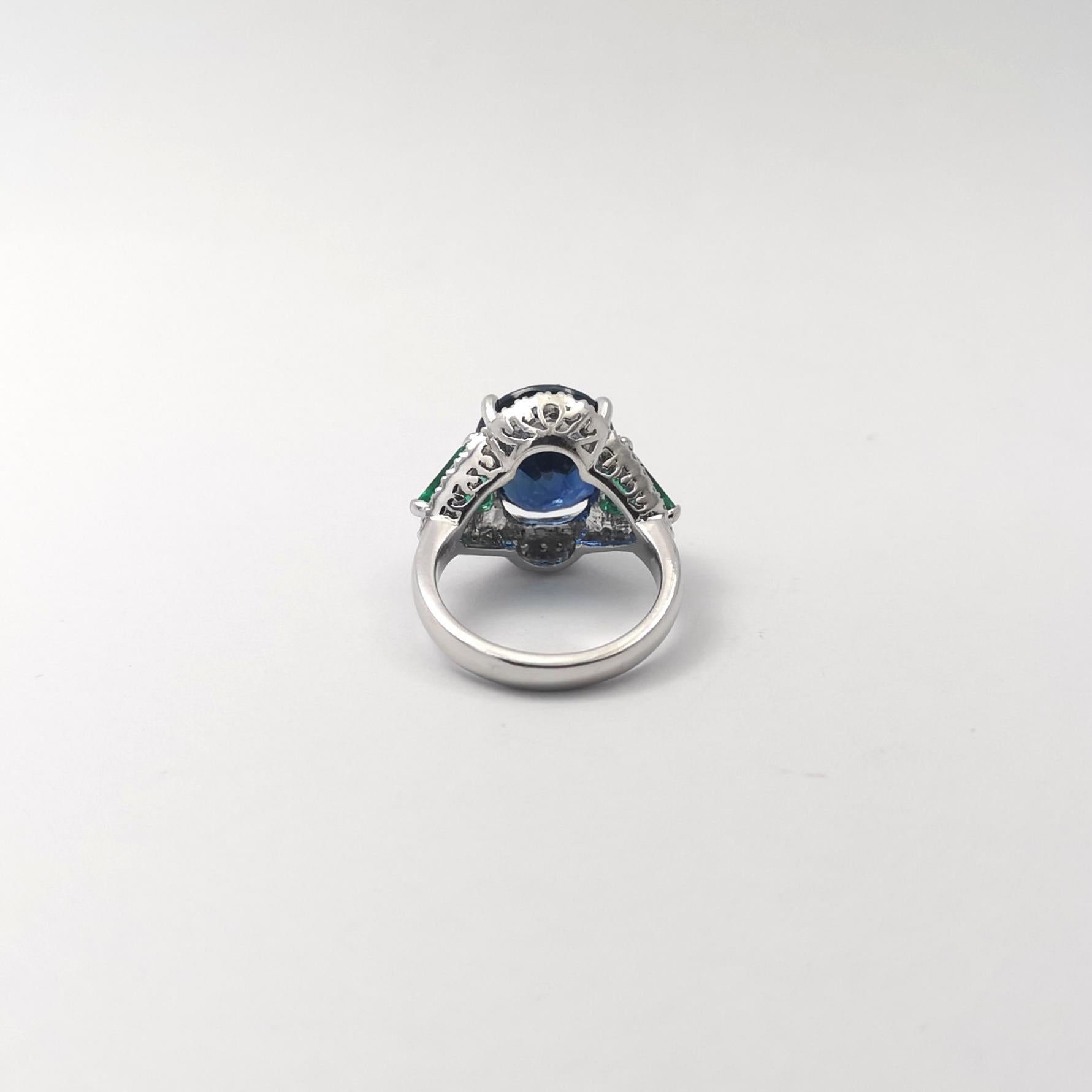 Bague en saphir bleu, émeraude et diamant sertie en platine 950 en vente 4