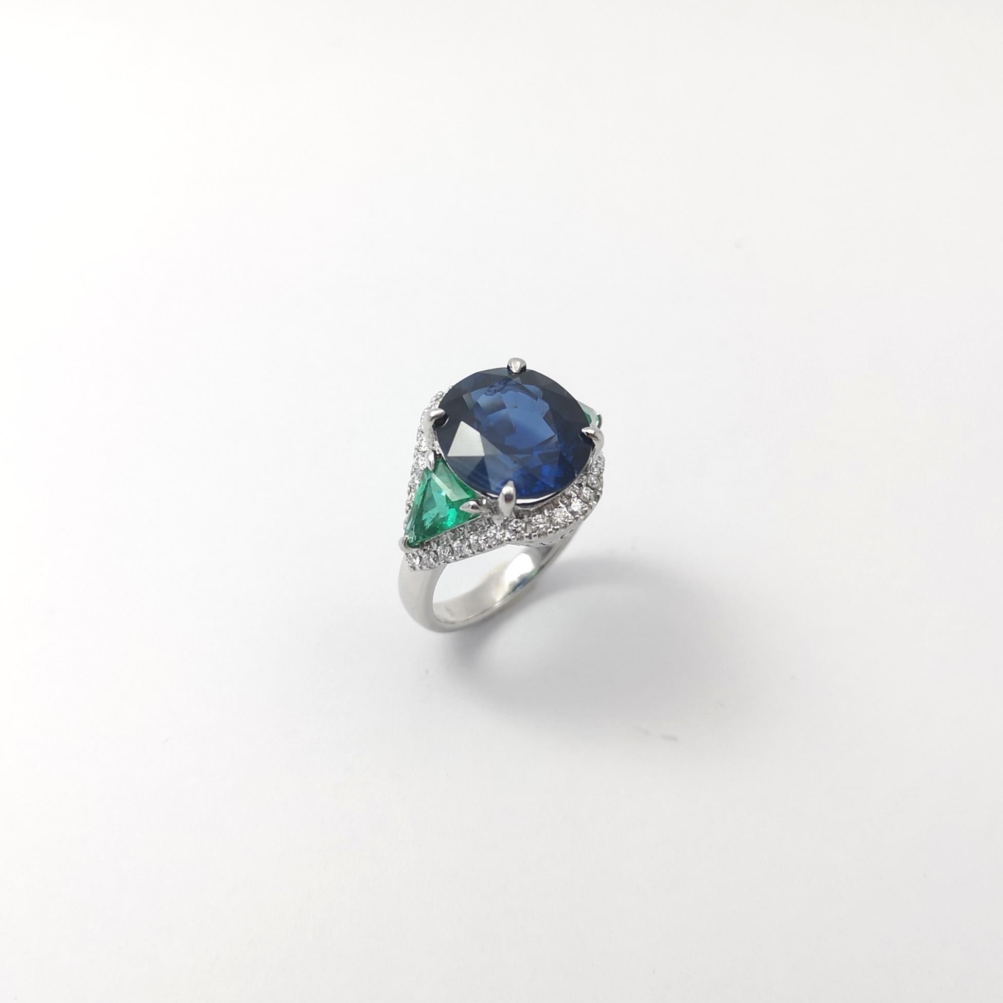 Bague en saphir bleu, émeraude et diamant sertie en platine 950 en vente 5