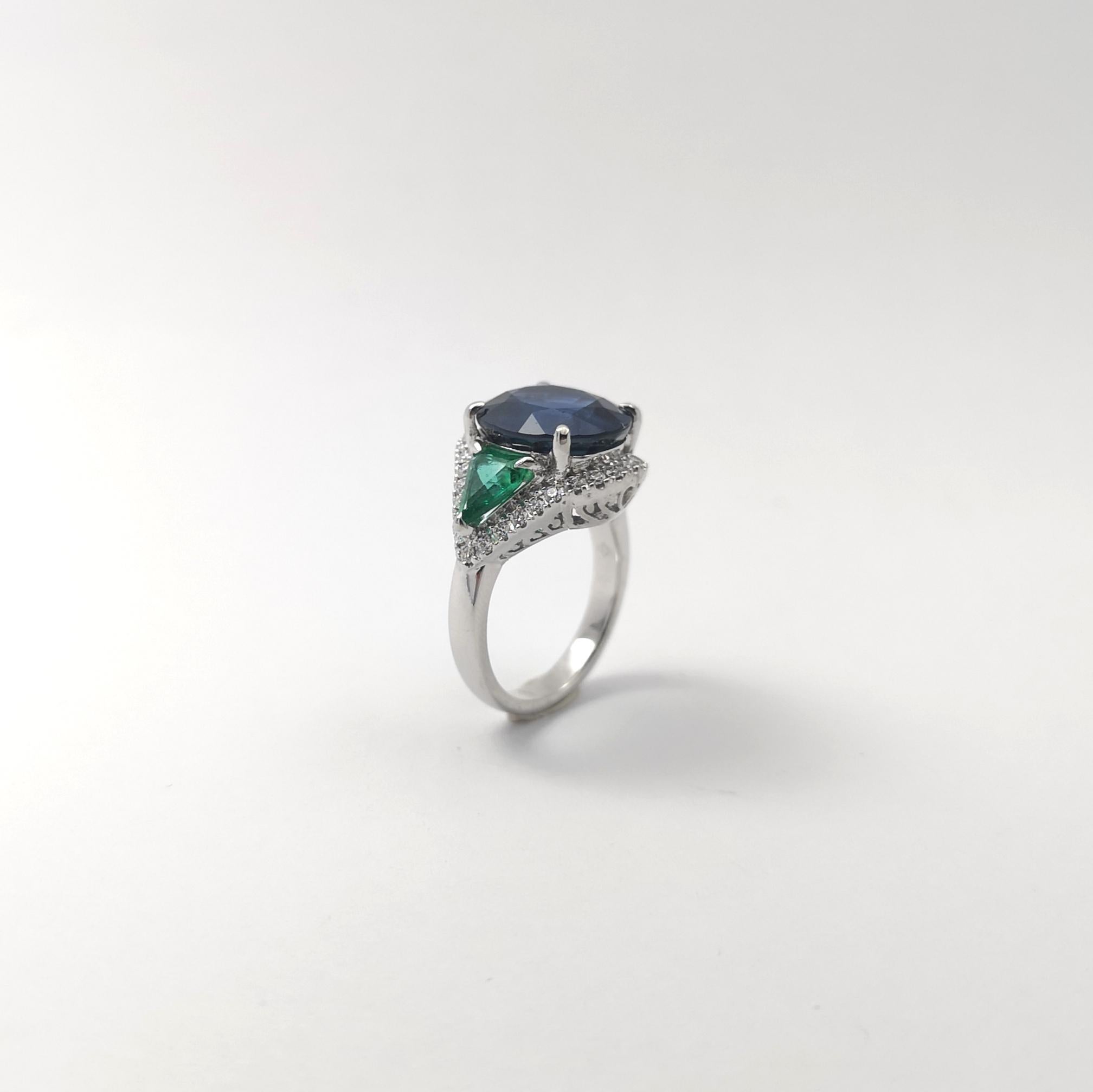 Bague en saphir bleu, émeraude et diamant sertie en platine 950 en vente 6