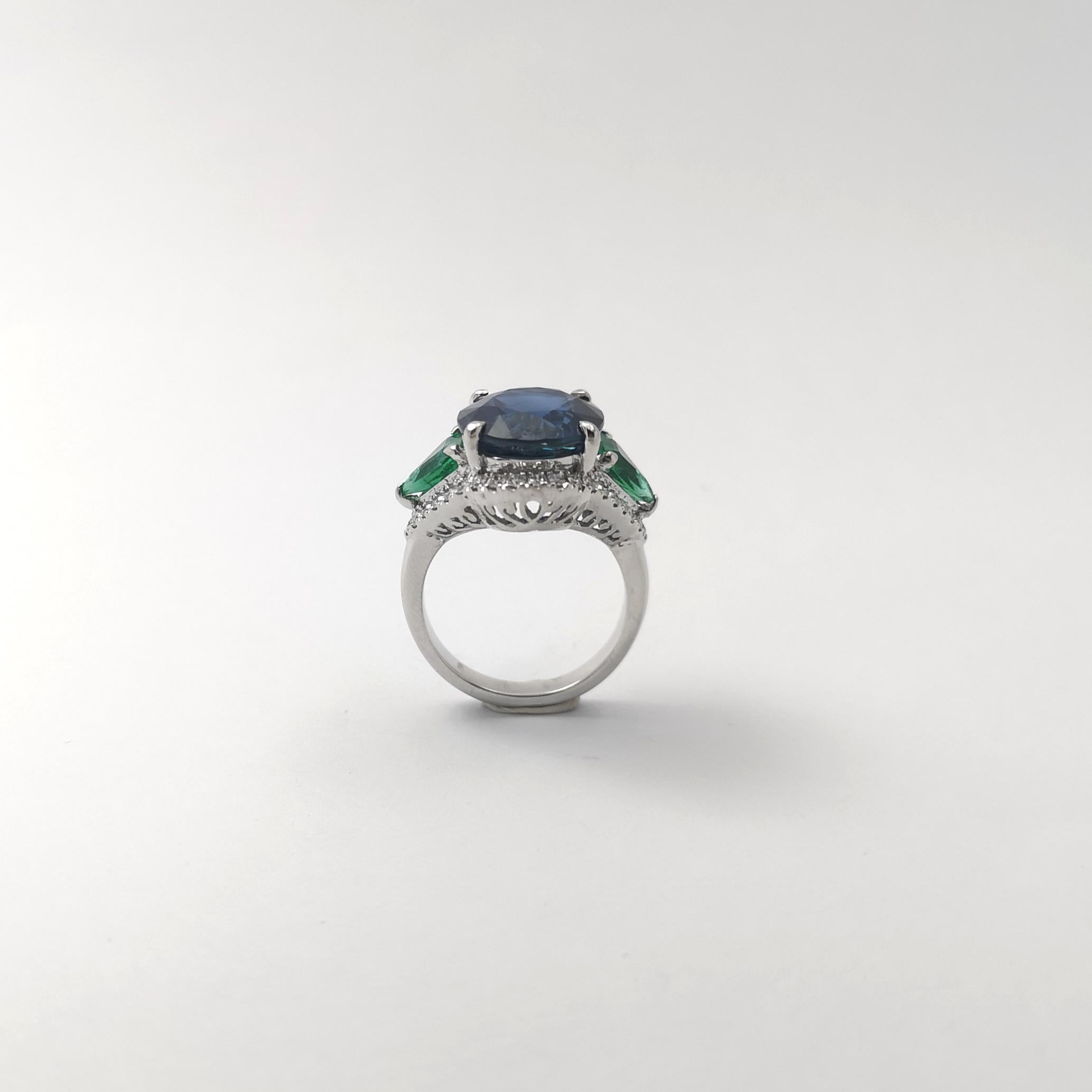 Bague en saphir bleu, émeraude et diamant sertie en platine 950 en vente 7