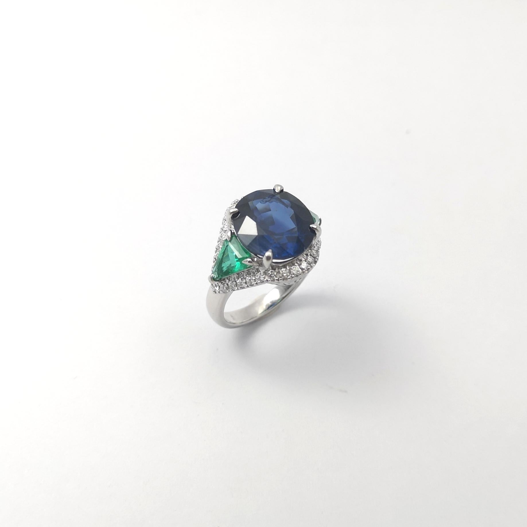 Bague en saphir bleu, émeraude et diamant sertie en platine 950 en vente 8