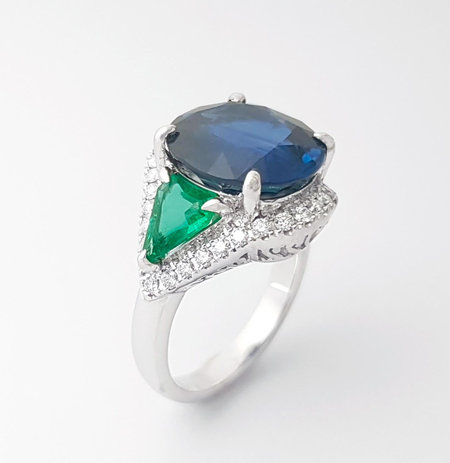 Bague en saphir bleu, émeraude et diamant sertie en platine 950 en vente 11