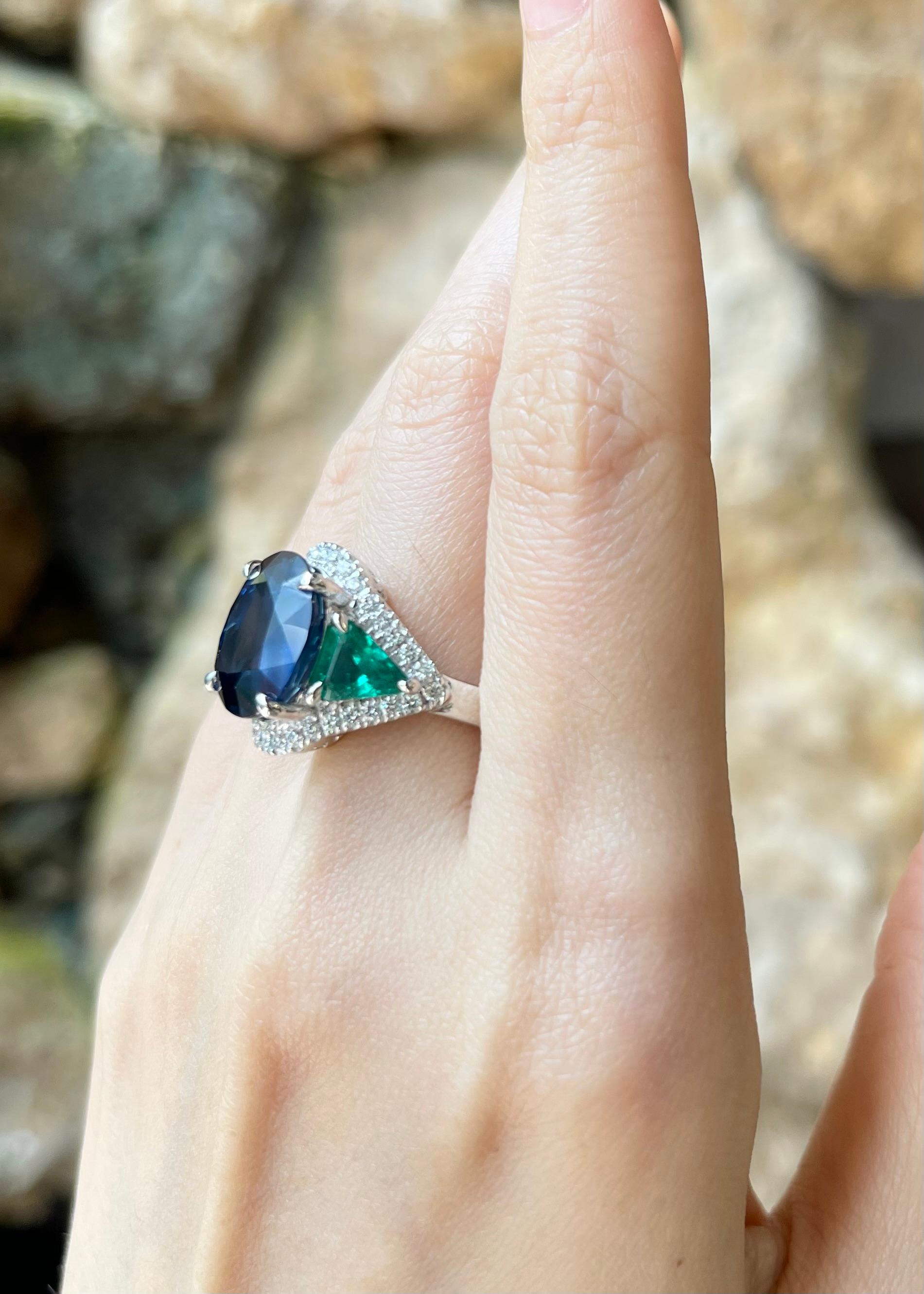 Saphir bleu 10,08 carats, émeraude 1,36 carats et diamant 0,48 carat Bague sertie en platine 950

Largeur :  2.2 cm 
Longueur : 1.7 cm
Taille de l'anneau : 54
Poids total : 14,24 grammes


