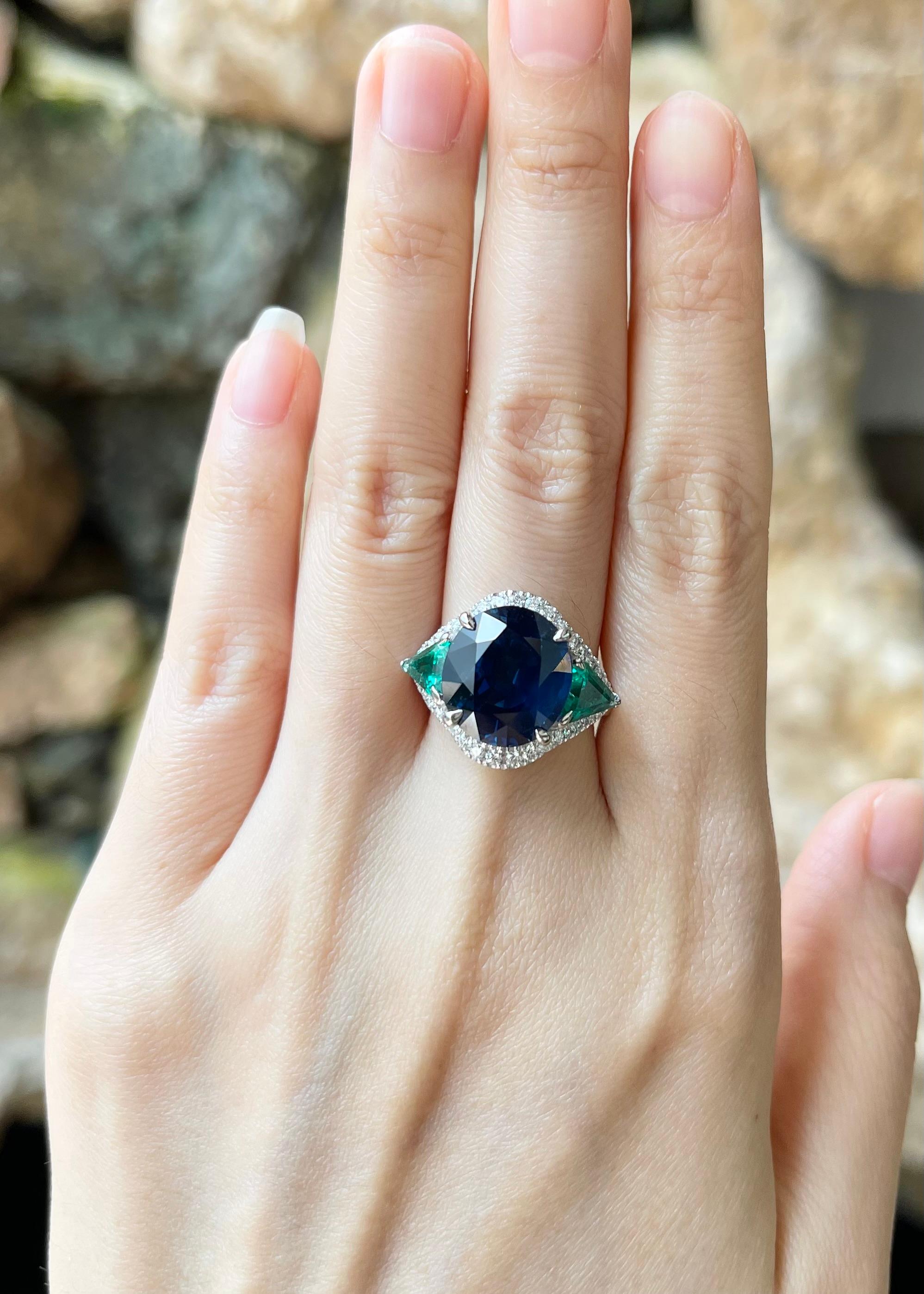 Contemporain Bague en saphir bleu, émeraude et diamant sertie en platine 950 en vente