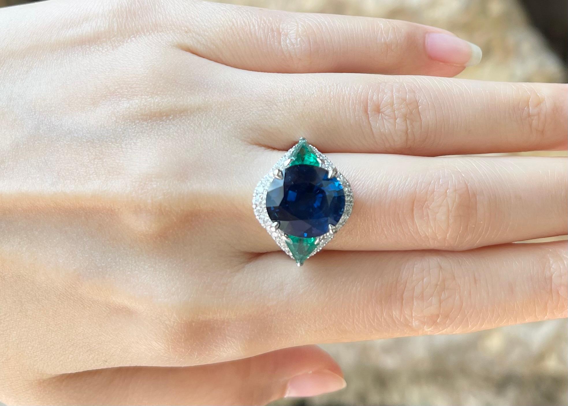 Taille ovale Bague en saphir bleu, émeraude et diamant sertie en platine 950 en vente