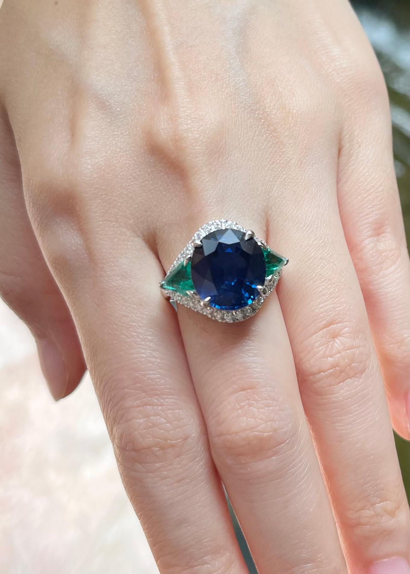 Bague en saphir bleu, émeraude et diamant sertie en platine 950 Neuf - En vente à Bangkok, TH