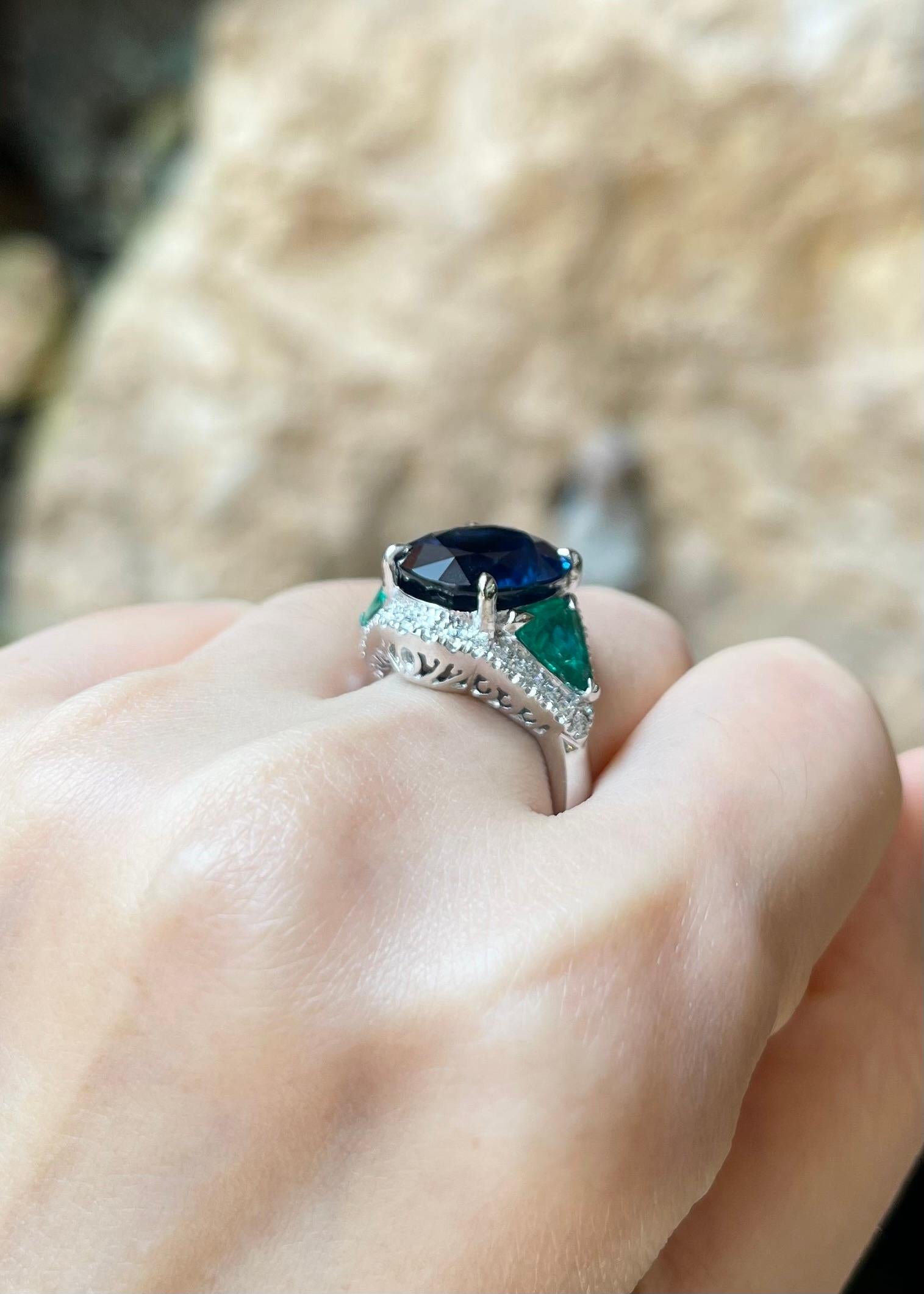 Bague en saphir bleu, émeraude et diamant sertie en platine 950 Pour femmes en vente