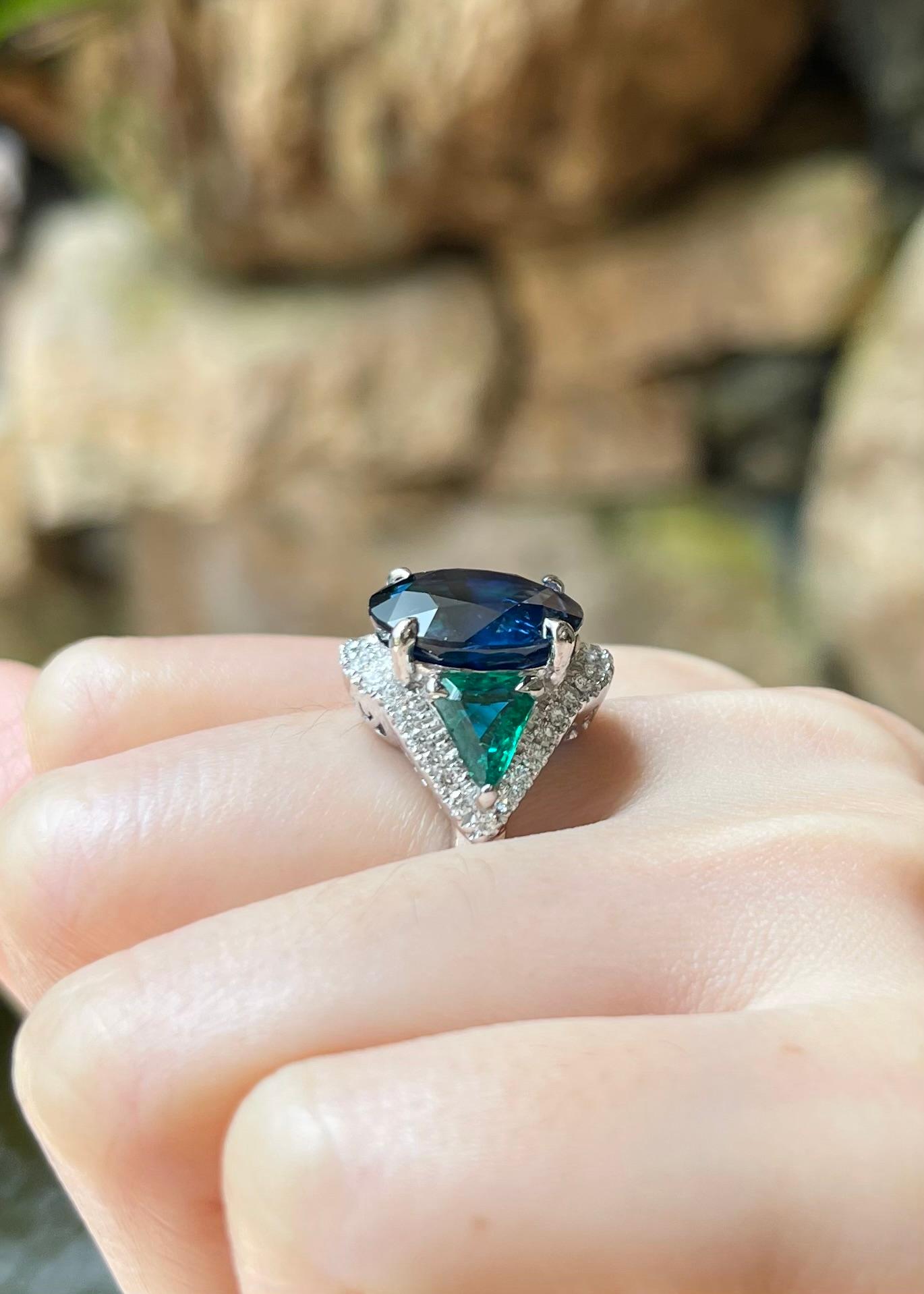Bague en saphir bleu, émeraude et diamant sertie en platine 950 en vente 1