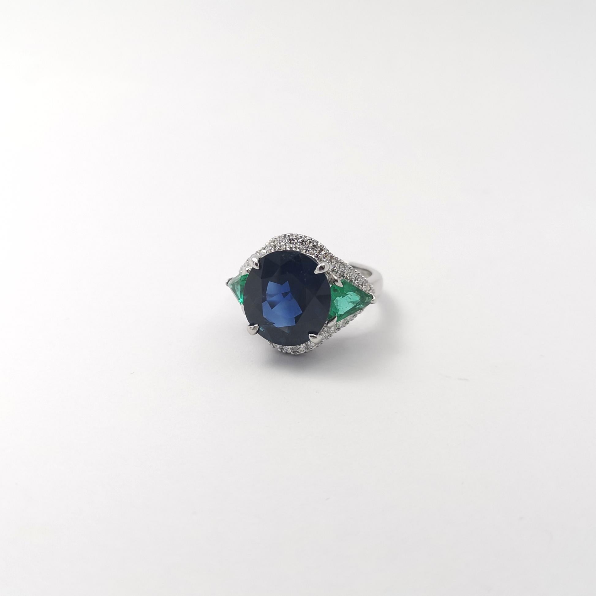 Bague en saphir bleu, émeraude et diamant sertie en platine 950 en vente 2