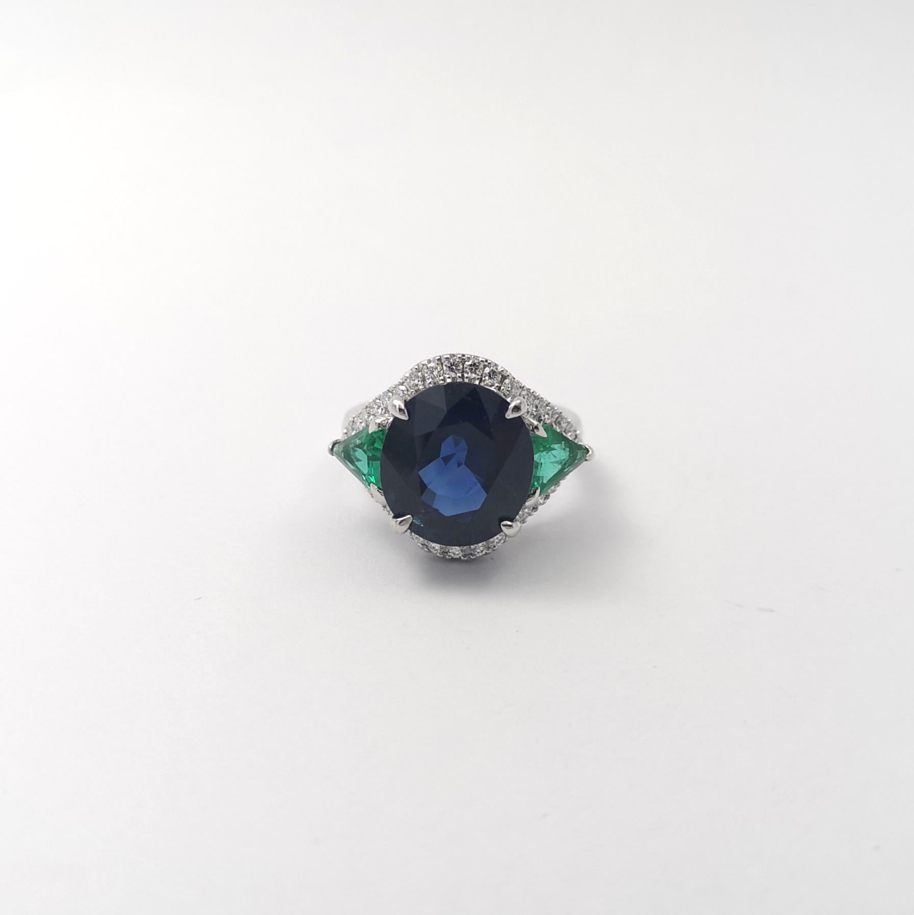 Bague en saphir bleu, émeraude et diamant sertie en platine 950 en vente 3