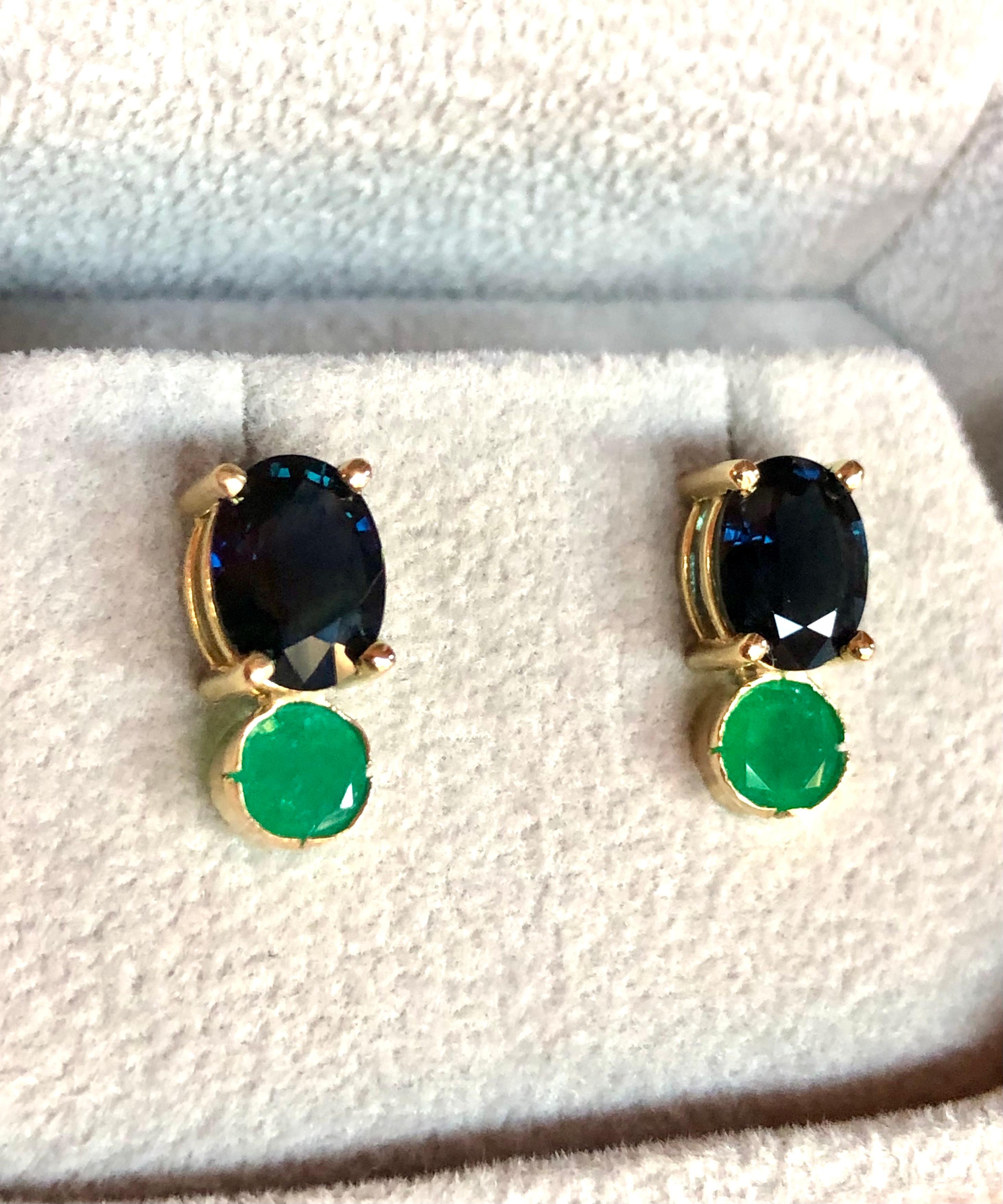 Blue Sapphire, and Colombian Emerald Stud Earrings 18K Yellow Gold For Sale 6